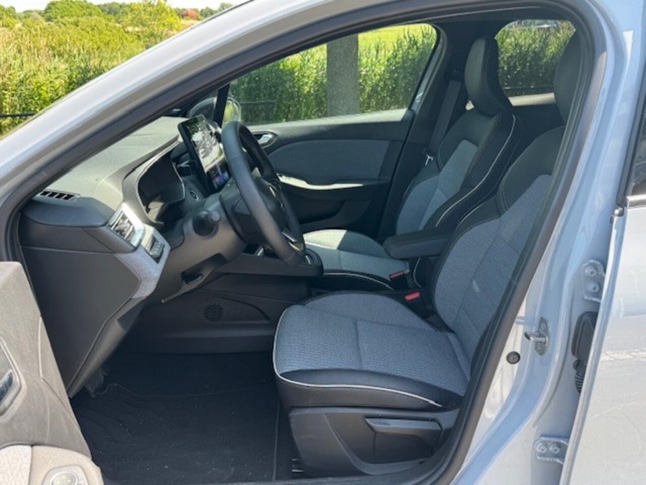 Renault CLIO 1.6 E-Tech Full Hybrid 145 AUT techno | 17" LM Velgen | Adaptive Cruise | Camera 360 | Stoelverwarming | Demonstratieauto, vraag naar beschikbaarheid ! |