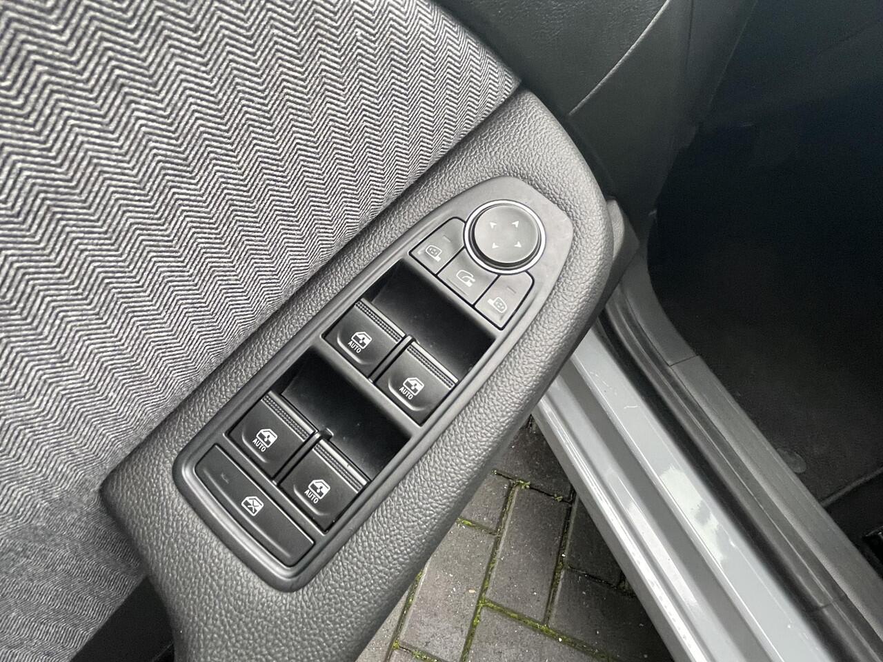 Renault CLIO 1.6 E-Tech Full Hybrid 145 techno / AUTOMAAT / ACHTERUITRIJCAMERA / PARKEERSENSOREN / STOEL + STUUR VERWARMING / CRUISE CONTROL