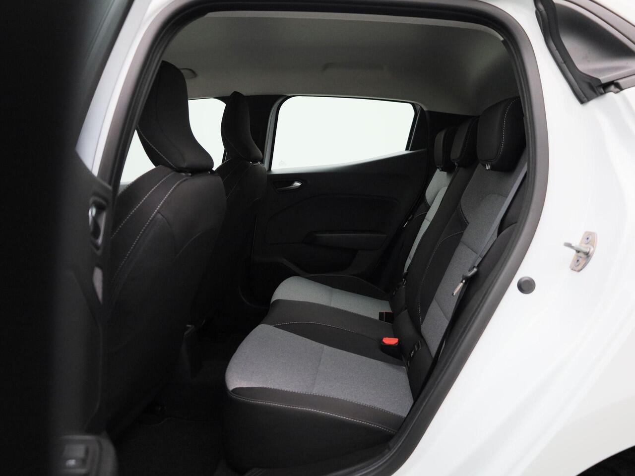 Renault CLIO 1.0 TCe 90 GPF evolution | NIEUW MODEL | PDC Achter | 16 inch Black wheels | LED Pure Vision | Draadloze Apple Carplay & Android Auto | Cruise Control & Snelheidsbegrenzer | Licht- & Regensensor | LMV |