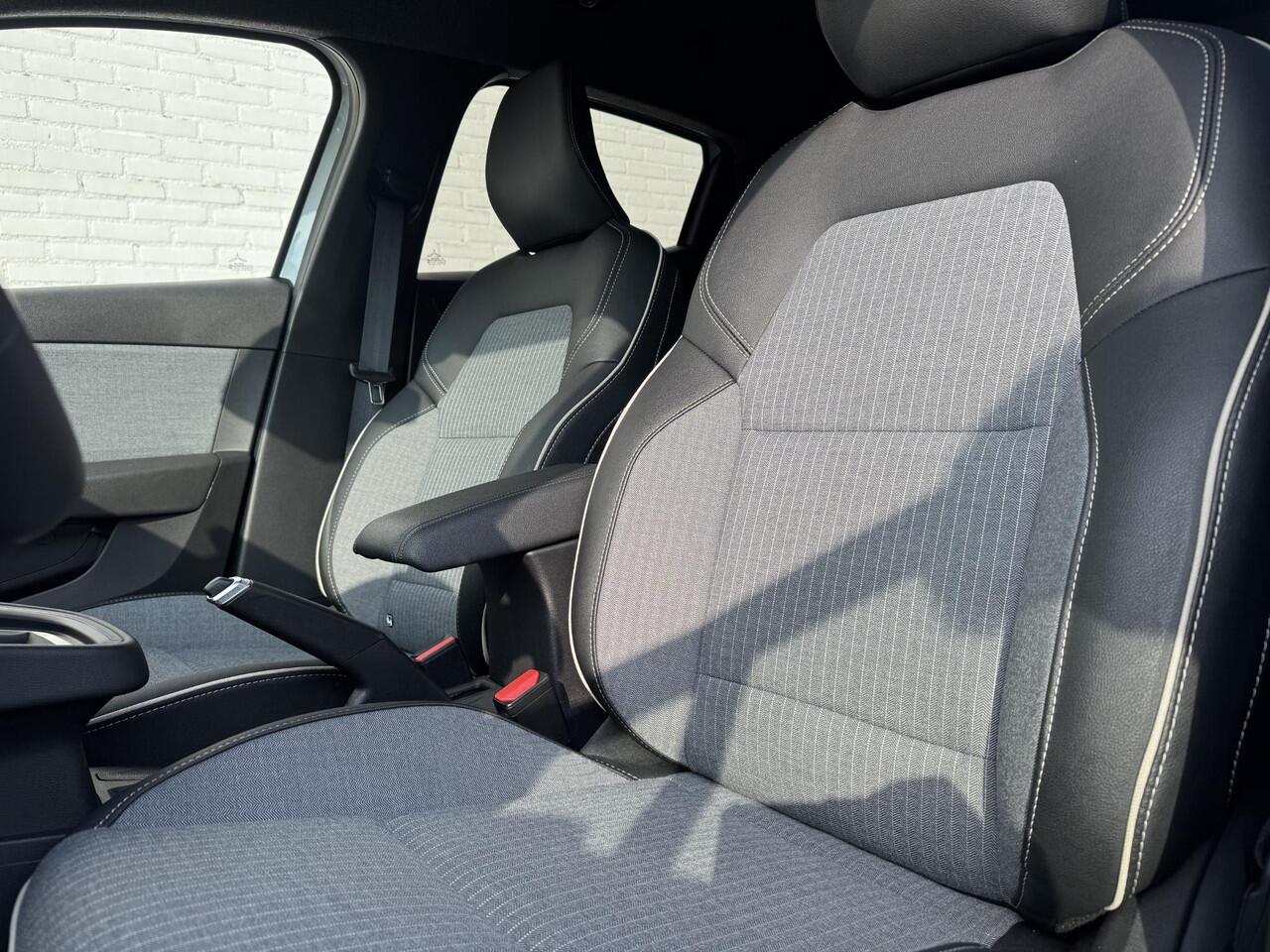 Renault CLIO 1.0 TCe 90 GPF techno / Camera / Stoelverwarming / Parkeersensoren / Navi / Cruise / Clima / Sfeerverlichting /