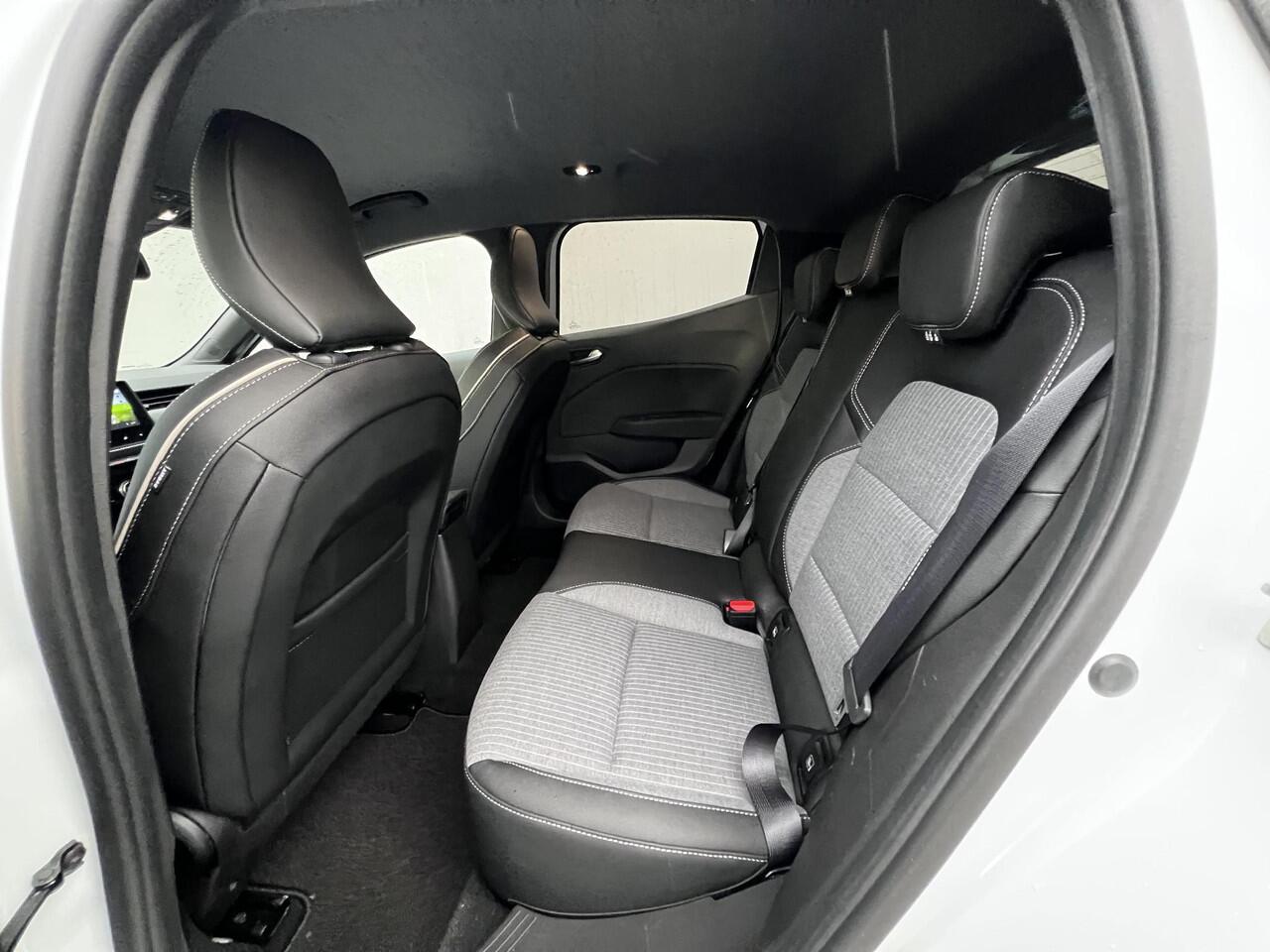 Renault CLIO 1.0 TCe 90 Techno / Fabrieksgarantie tot 3-2027 / Navigatie / Stuur- en stoelverwarming / Achteruitrijcamera / Apple Carplay Android / 16" LM wielen /