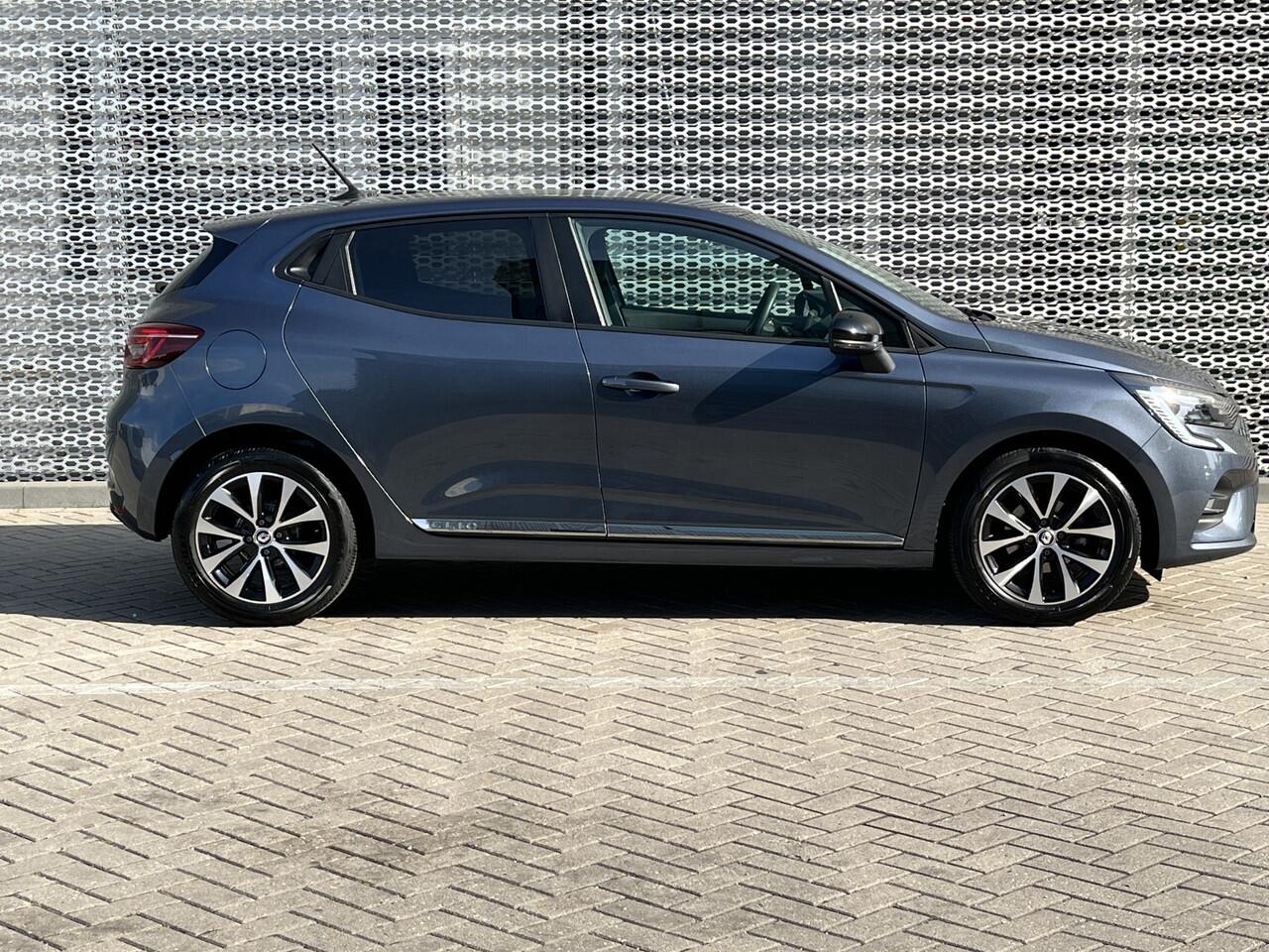 Renault CLIO 1.0 TCe Zen / App connect / Parkeersensoren achter / Cruise controle / Lichtmetaal 16 inch /