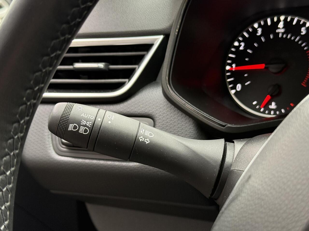 Renault CLIO 1.0 TCe Zen Comfort | NAP | Navigatie | Climate Control | Key-less | Parkeersensoren | DAB | LED |