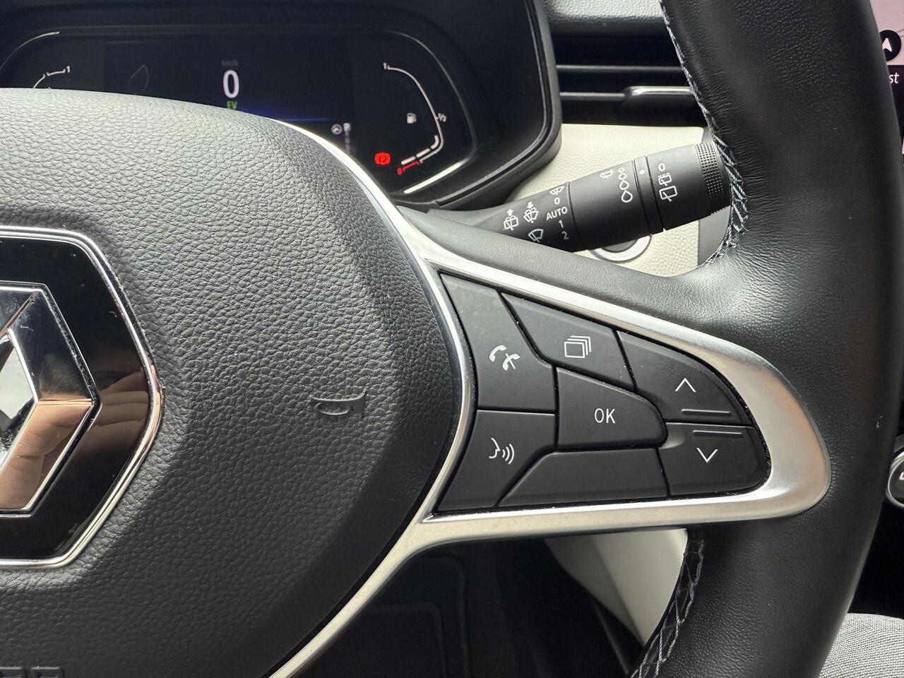 Renault CLIO 1.6 E-Tech Hybrid 140 Initiale / Trekhaak / Stuurverwarming / Stoelverwarming / All Season Banden / Navigatie / Achteruitrijcamera / Cruise Control