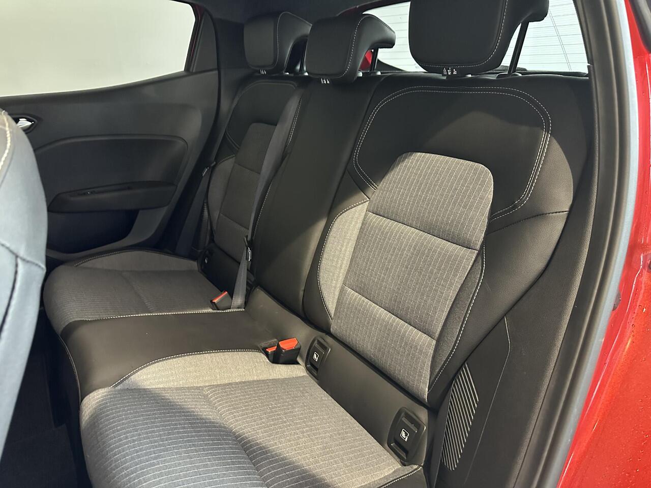 Renault CLIO 1.6 E-Tech Full Hybrid 145 techno GROOT SCHEM | NAVIGATIE | ACHTERUITRIJCAMERA | PARKEERSENSOREN ACHTER | CLIMATE CONTROL