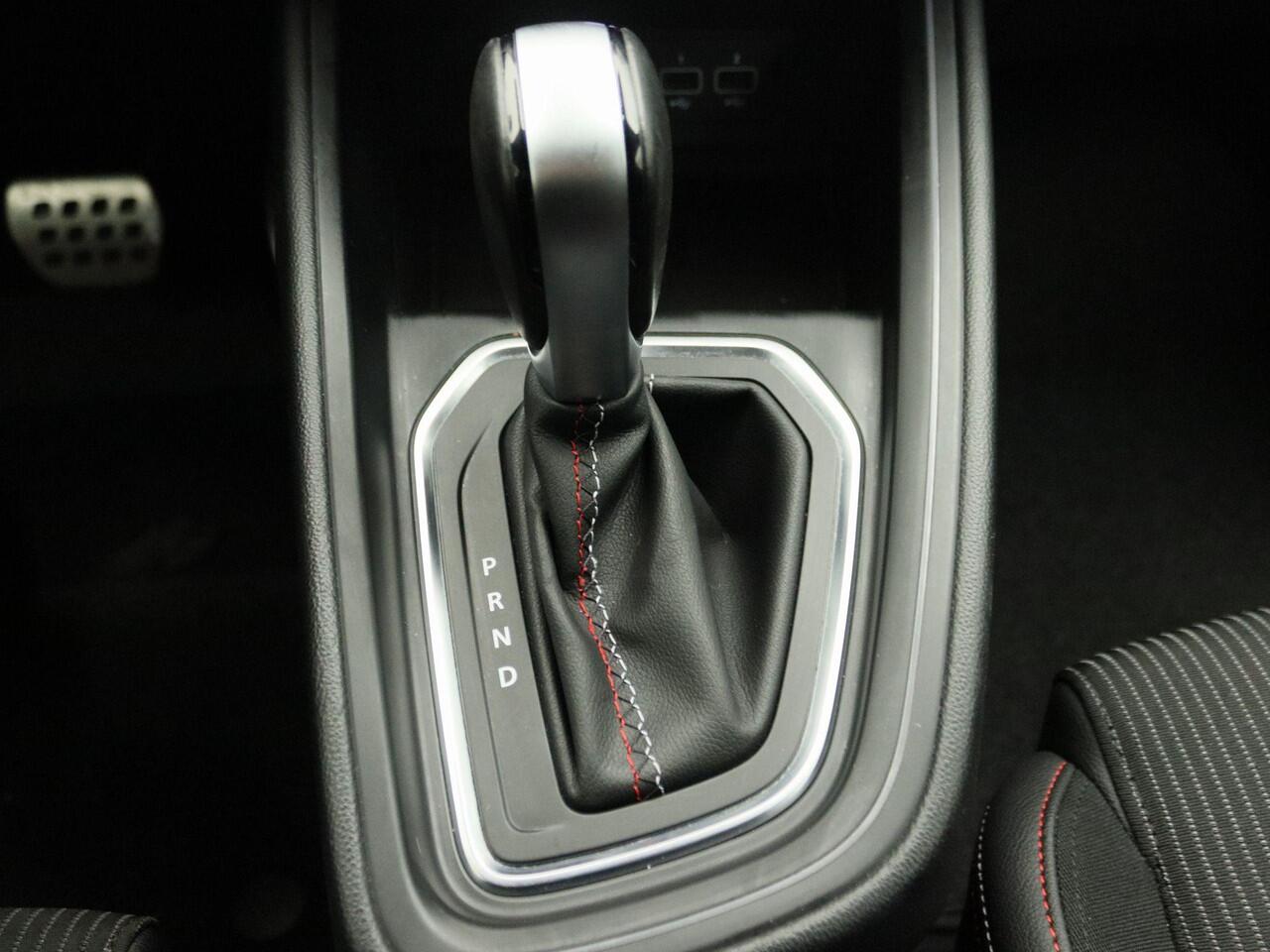 Renault CLIO TCe 130 R.S. Line | EASY LINK navigatiesysteem met 9,3" scherm | Lichtmetalen wielen 17" 'Magny Cours' | Sportstoelen met bekleding TEP/stof 'R.S Line' antraciet|