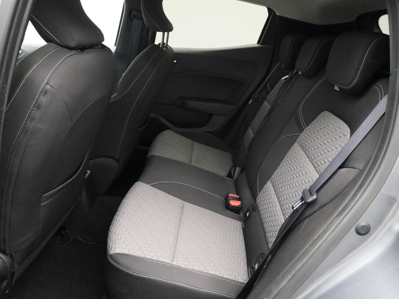 Renault CLIO 1.0 TCe 90 Evolution Lichtmetalen velgen | Navigatiesysteem | Parkeersensoren achter | Apple Carplay & Androidauto | Airco | LED verlichting | Cruise Control