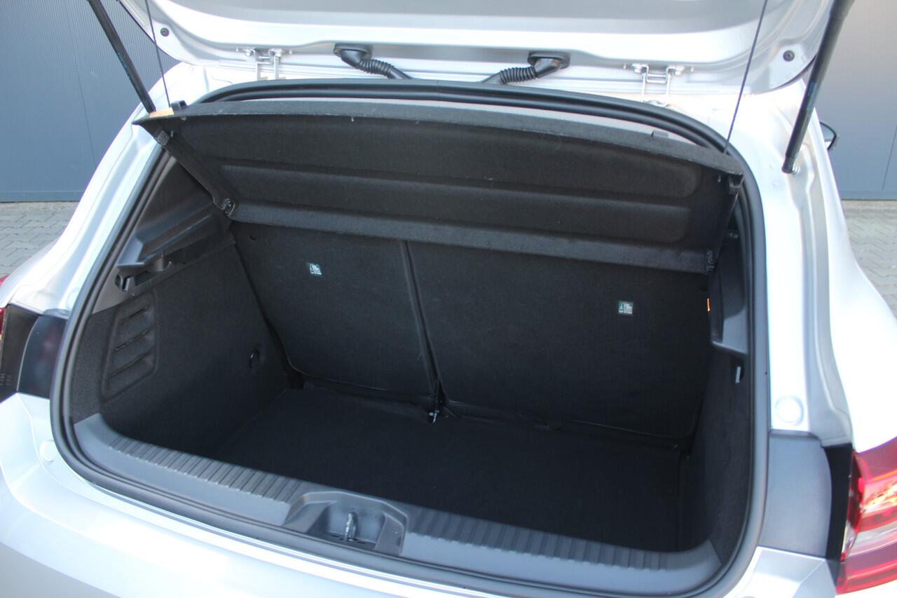 Renault CLIO 1.0 TCe 90 Equilibre | incl. 12 maanden garantie | Parkeersensoren | LED | DAB+ | Navigatie | Cruise control | Airco | Apple carplay | Lane assist | Verkeersbord detectie | Regensensor | Origineel NL auto | Dealer onderhouden |