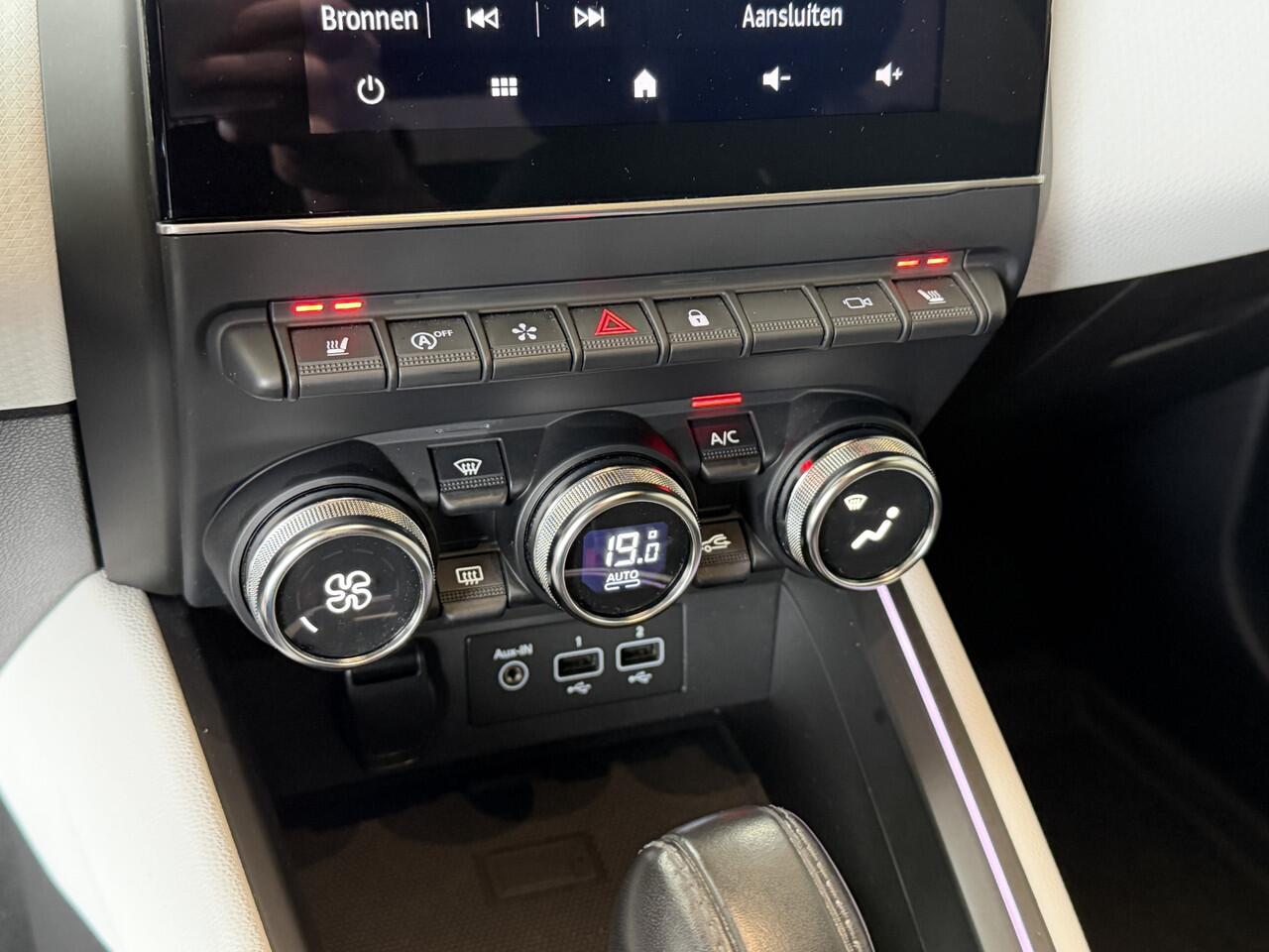 Renault CLIO 1.0 TCe 90pk Automaat | Groot Navi | 360 | 17" | PDC V+A | Stoel & stuur verwarming | Keurig nette auto | 4 Nieuwe Banden.