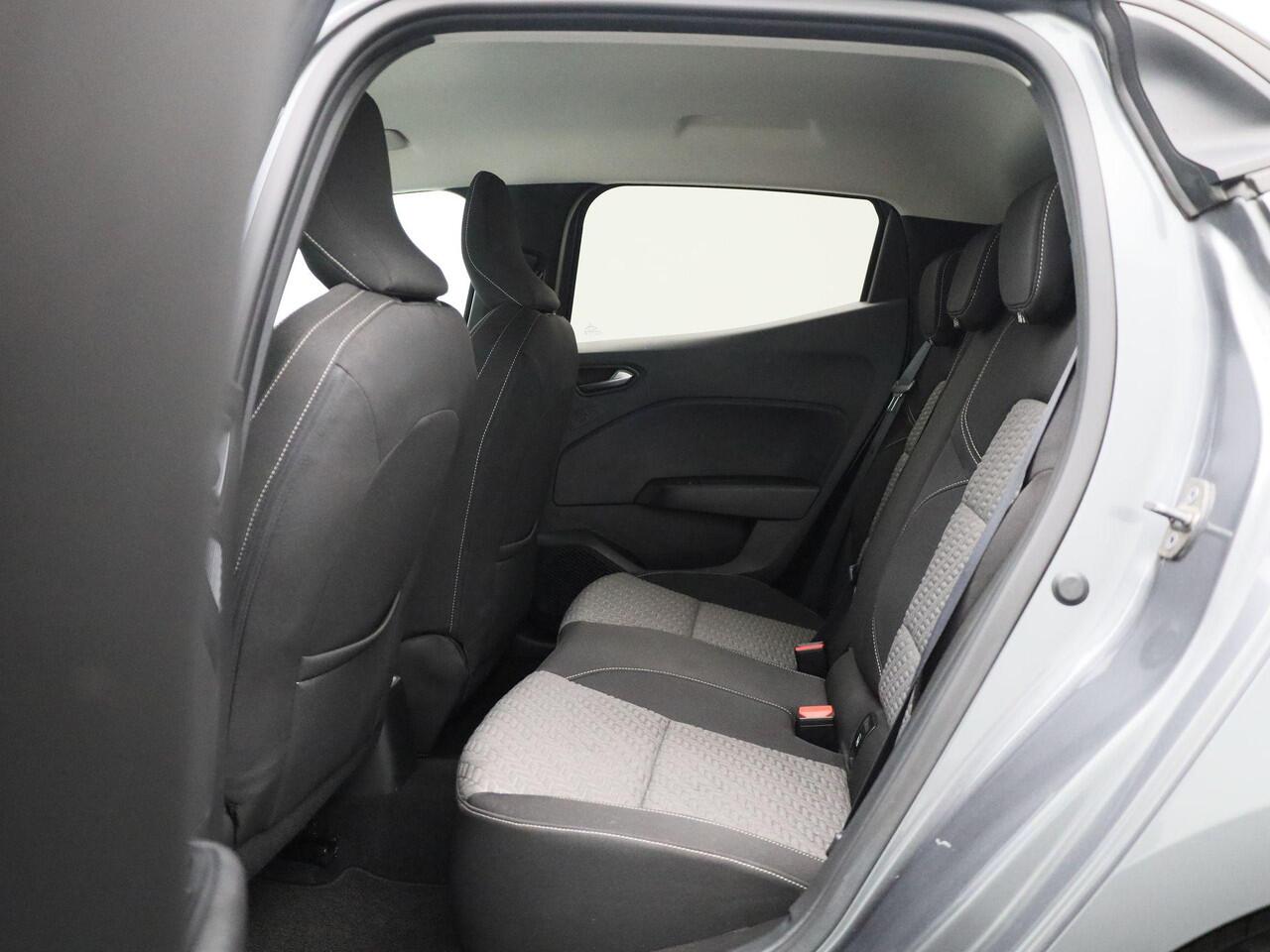 Renault CLIO 1.0 TCe 90Pk Evolution | Navigatie | Apple & Android Carplay | Parkeersensoren | Airco | Lichtmetalen Velgen | Privacy Glass | Bluetooth | Regen- en Lichtsensor |