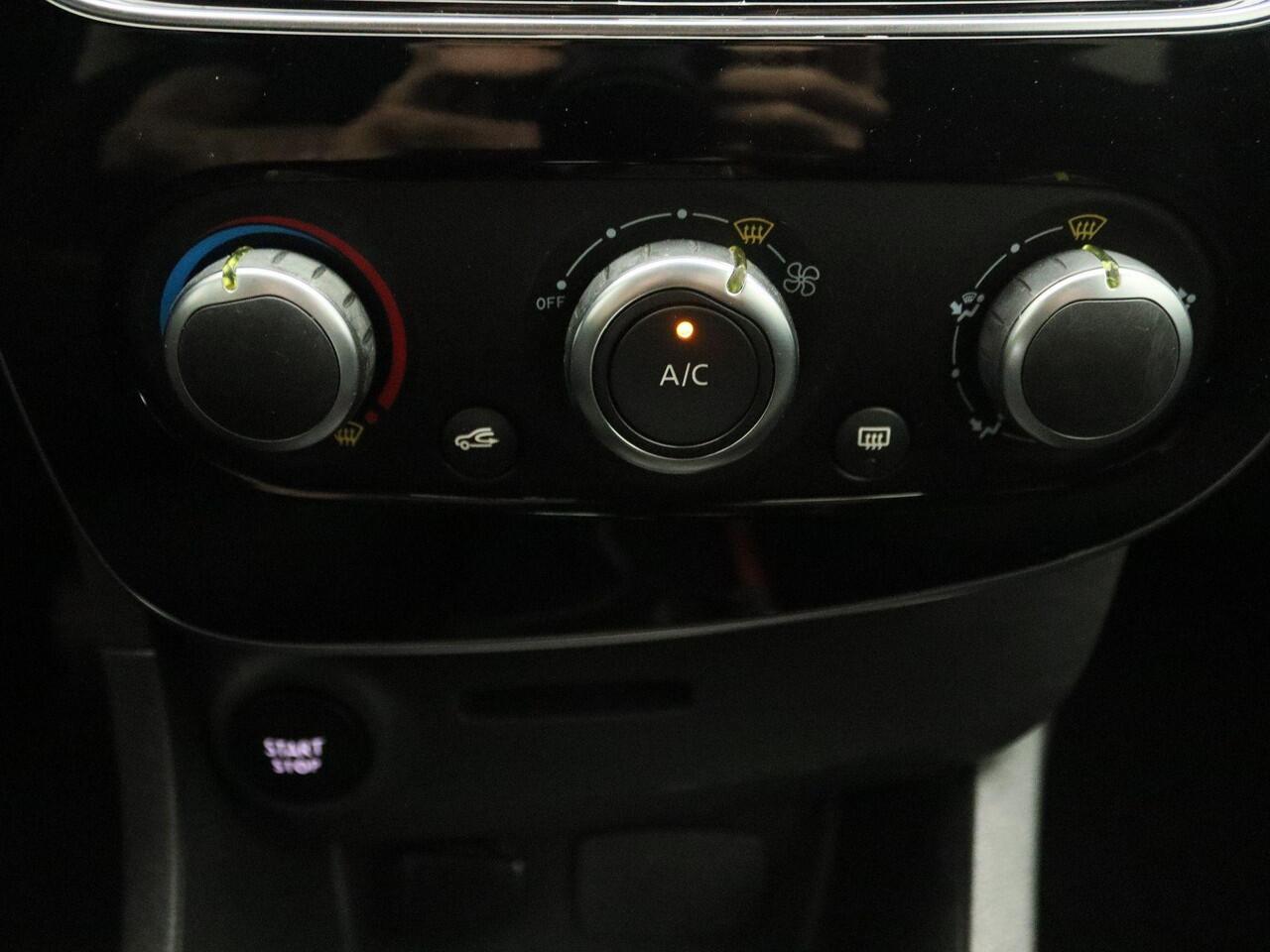 Renault CLIO Estate TCe 90 Limited | Medianav | Airco | Lichtmetalen velgen | Parkeersensoren achter | Metaalkleur | Omlijsting ramen in Chrome | Renault Handsfree card |