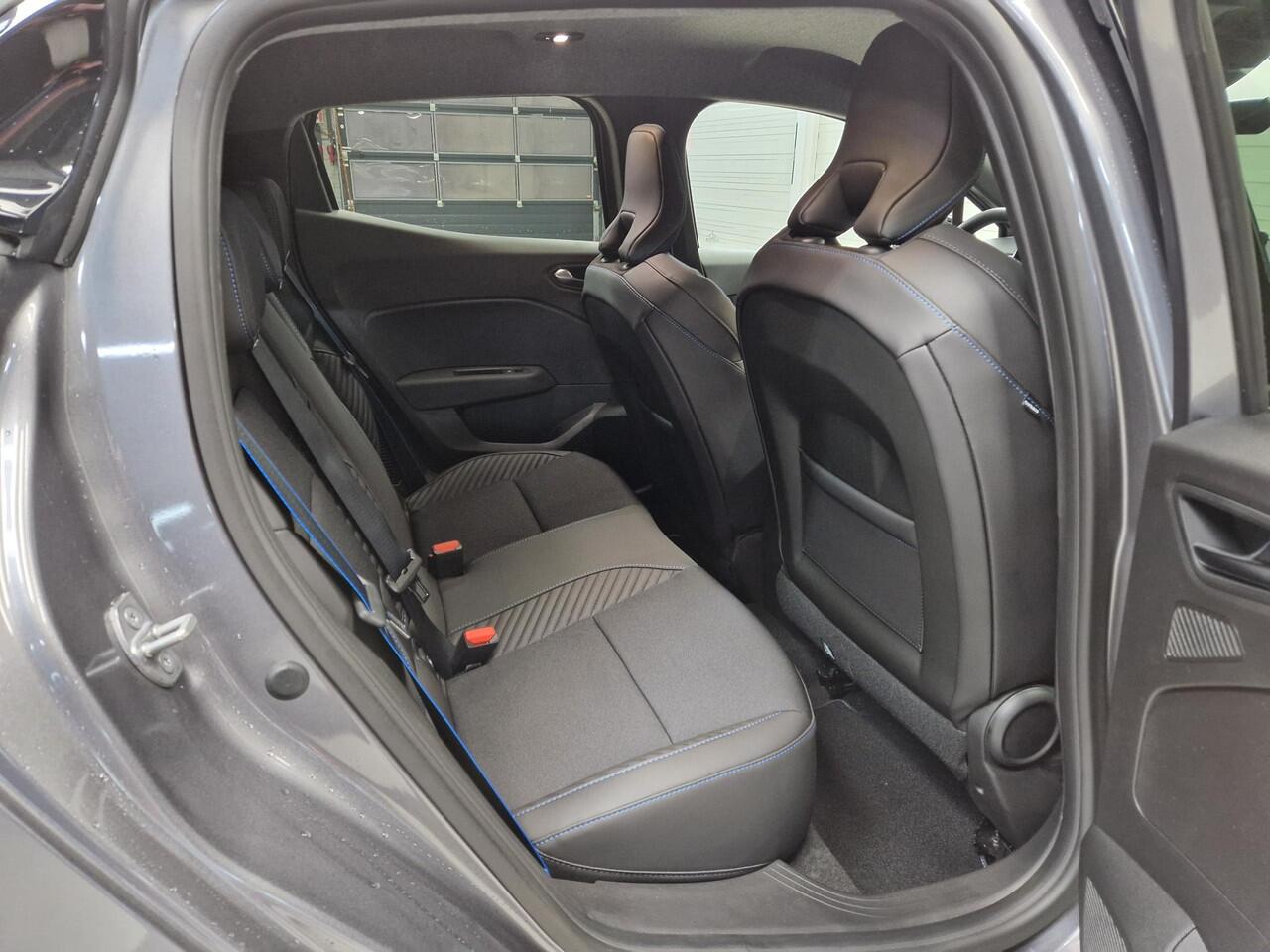 Renault CLIO 1.6 E-Tech Full Hybrid 145 esprit Alpine / Sportstoelen / Stoel- en Stuurverwarming / 17'' Velgen / 360 Graden Camera /