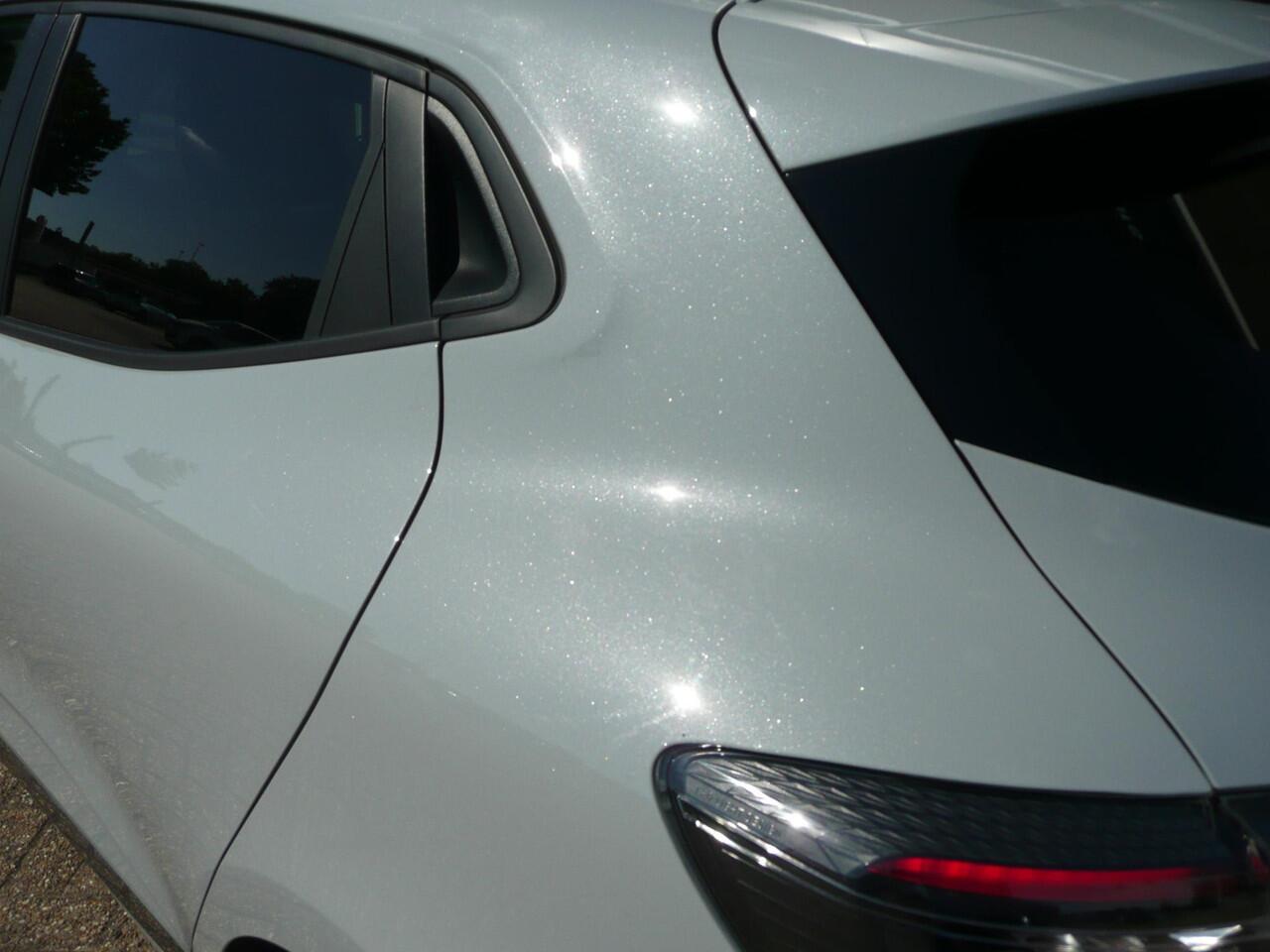 Renault CLIO TCe 90 GPF evolution PACK WINTER/ PACK LOOK (16"LM VELGEN & PRIVACY GLAS)/ RESERVE WIEL/ 4 SEIZOENSBANDEN/ ETC.... DEALER ONDERHOUDEN! 1e EIGENAAR! GRIS RAFALE METALLIC!