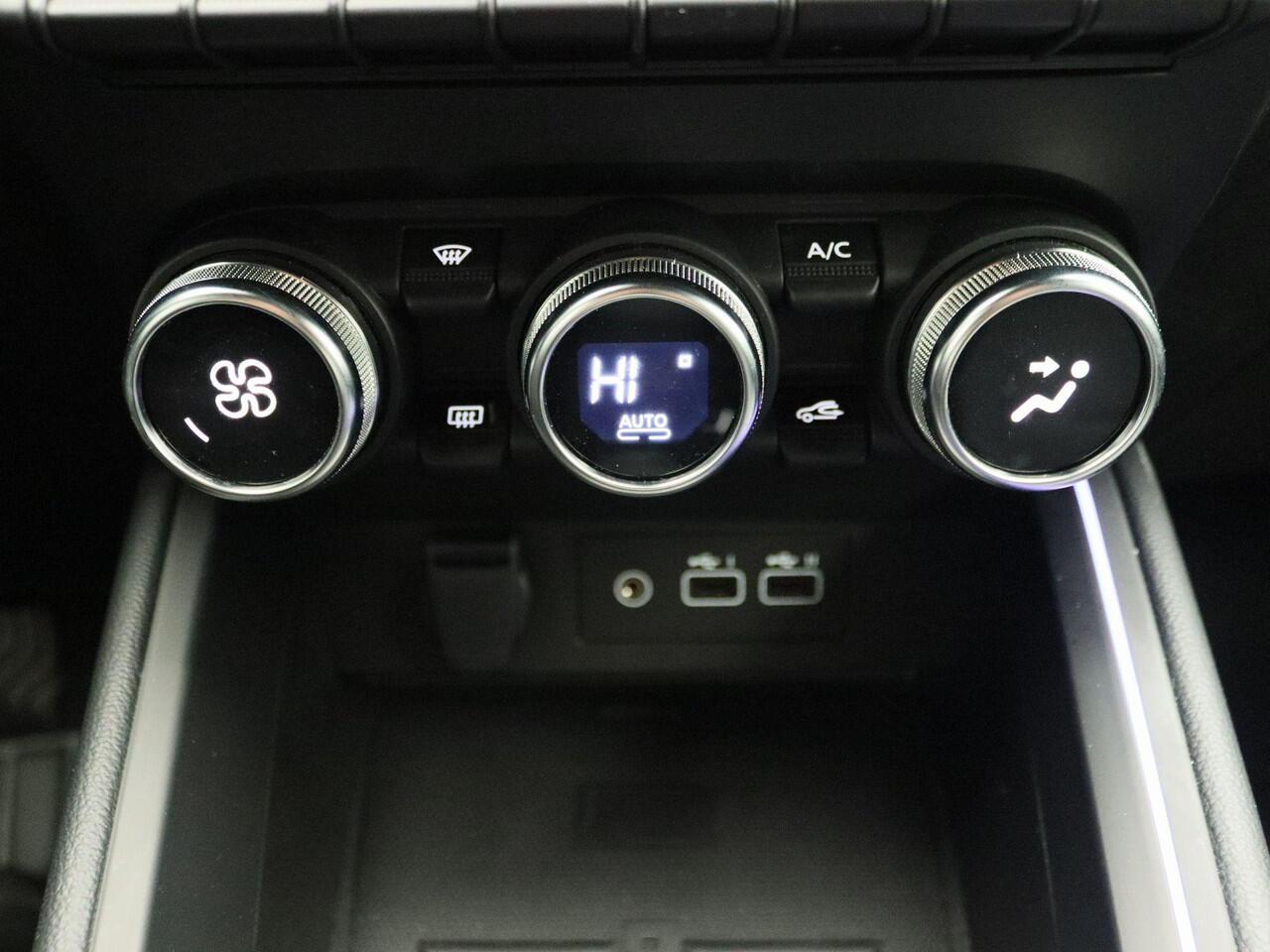 Renault CLIO TCe Techno 90PK | Navigatie 9,3'' | Half-Lederen Bekleding | Achteruitrijcamera | Climate Control | Apple CarPlay & Android Auto