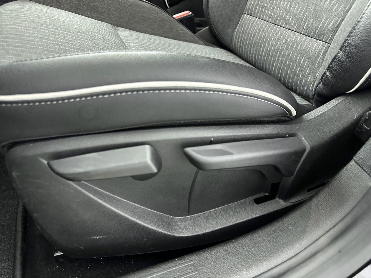 Renault CLIO 1.0 TCe 90Pk Intens | Navigatie | Apple & Android Carplay | Parkeersensoren Achter | Climate Control | Cruise Control & Snelheidsbegrenzer | Licht & Regensensor | Bluetooth Telefoon Voorbereiding |