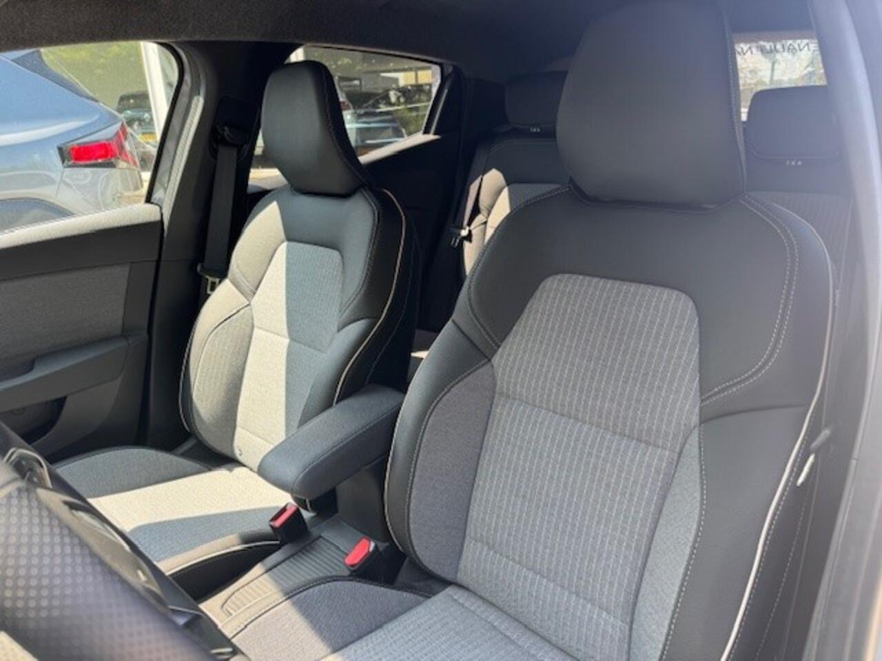 Renault CLIO 1.6 E-Tech Full Hybrid 145 AUT techno | 17" LM Velgen | Adaptive Cruise | Camera 360 | Stoelverwarming | Demonstratieauto, vraag naar beschikbaarheid ! |