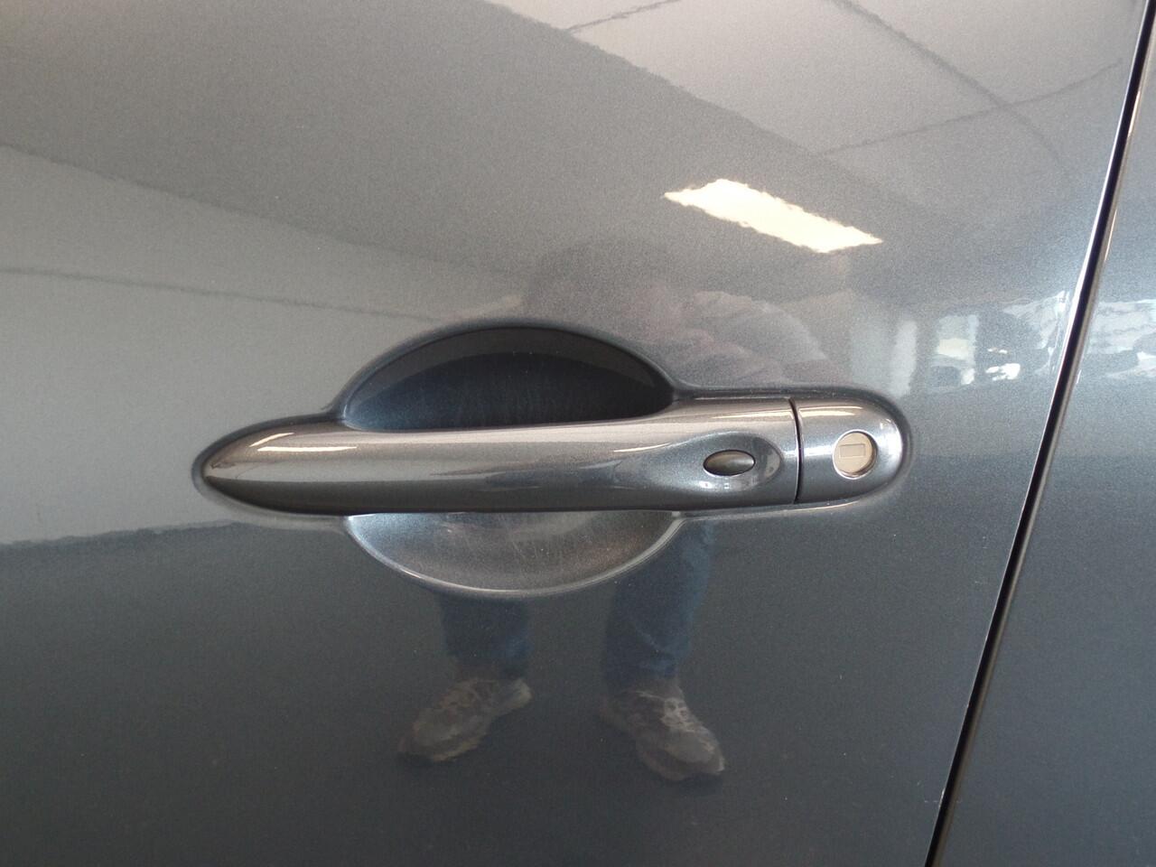 Renault CLIO Estate 0.9 TCe Intens Navigatie, Achteruitrijcamera, Clima controle, Cruise controle, Lm velgen 16'',Elek ramen V/A, Xenon, Pdc, Deels leder/sportstoelen, Full options!! Bovag afleverpakket 695,-