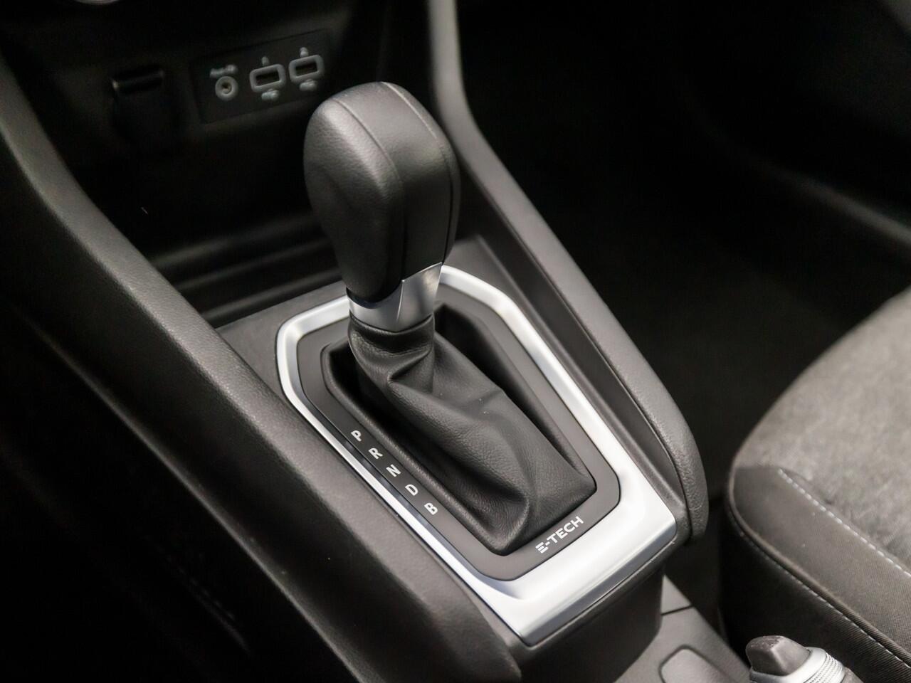 Renault CLIO 1.6 E-Tech Hybrid 140 Sport 140Pk Automaat (VIRTUAL COCKPIT, APPLE CARPLAY, GROOT NAVI, CLIMATE, SPORTSTOELEN, LM VELGEN, PARKEERSENSOREN, CRUISE, NIEUWSTAAT)