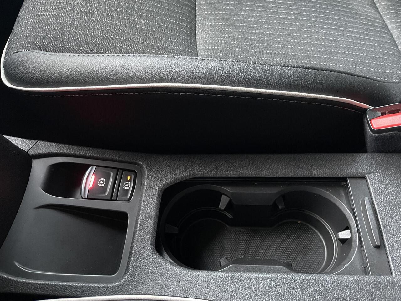 Renault CLIO 1.6 E-Tech Hybrid 145 Techno AUTOMAAT / NAVIGATIE incl. APPLE & ANDROID CARPLAY / CLIMATE CONTROL / PARKEERSENSOREN EN CAMERA / KEYLESS ENTRY