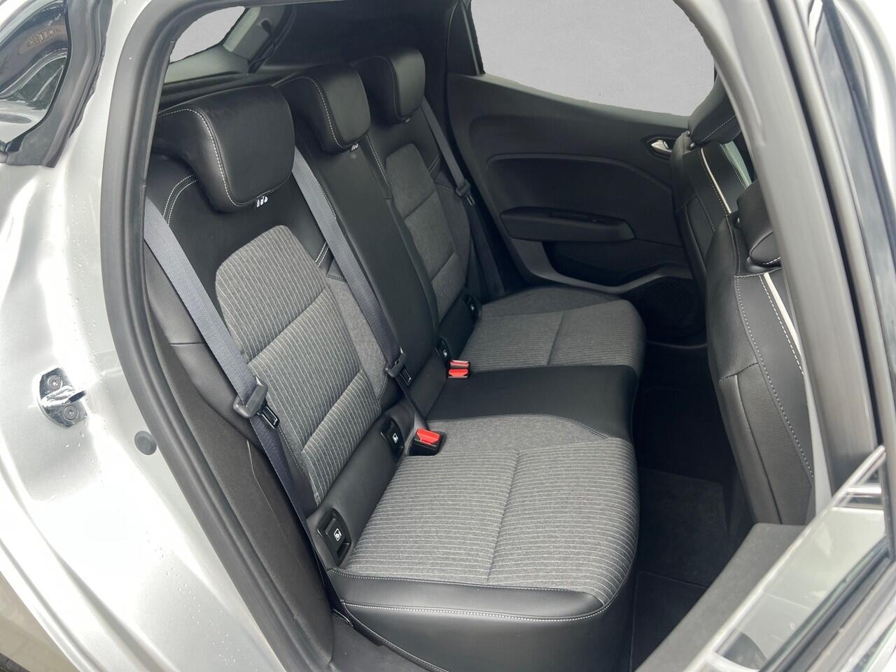 Renault CLIO 1.0 TCe Intens CAMERA / 17 INCH / HEEL VEEL OPTIES / FABRIEKSGARANTIE TOT 06.2027