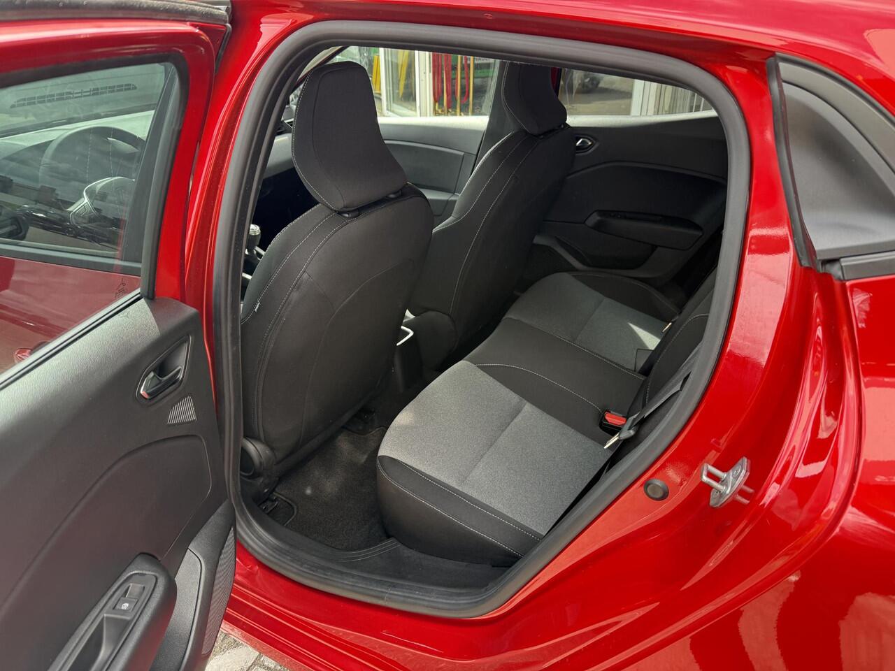 Renault CLIO 1.0 TCe 90 GPF evolution Black Line | Navigatie | All-Season banden | LED | DAB | Airco | Parkeersensoren | Cruise Control |