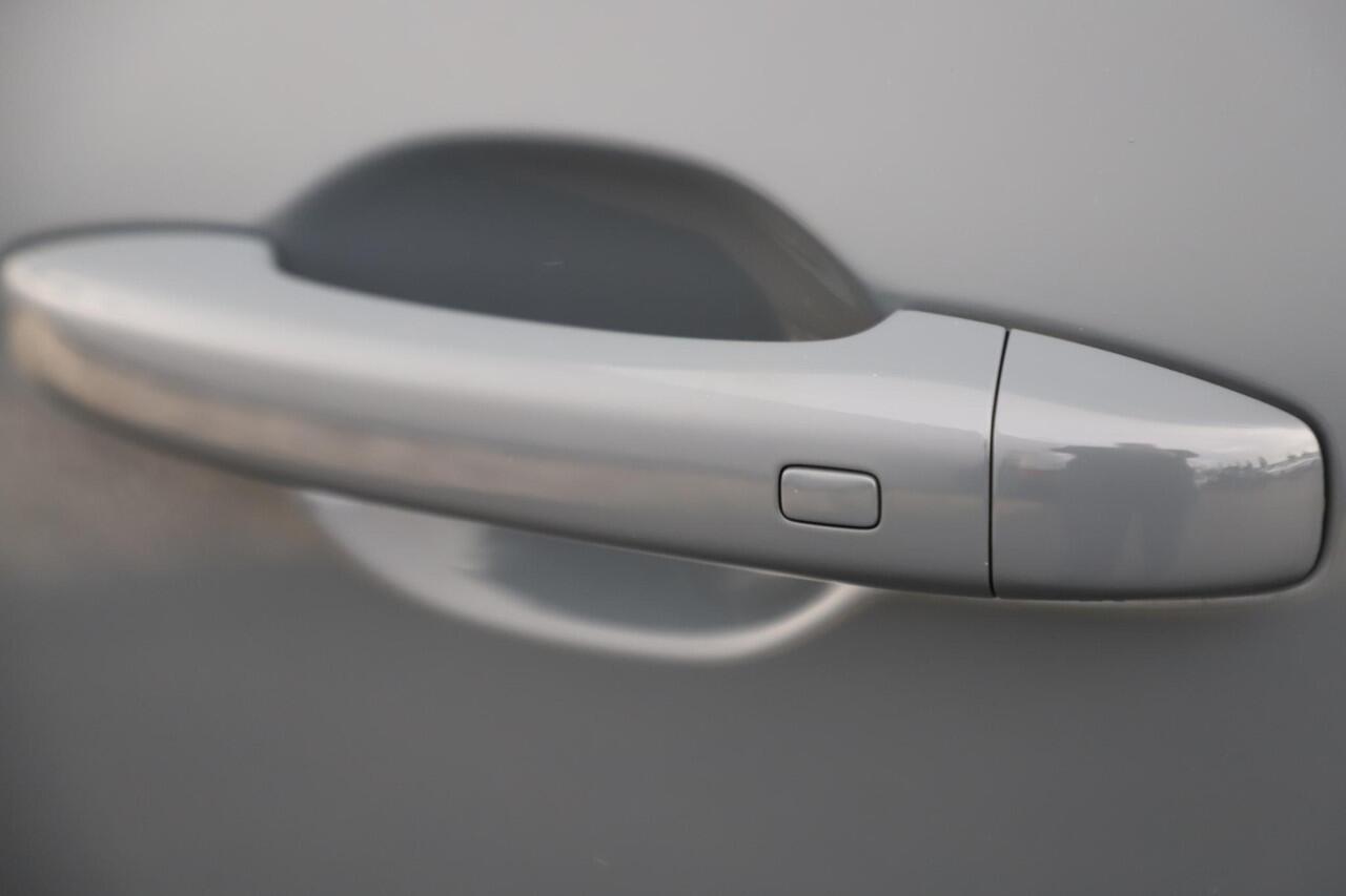 Renault CLIO 1.0 TCe Intens Trekhaak Half Leder Keyless 16 inch LMV LED Navigatie Achteruitrijcamera Carplay Android Rijstrooksensor Climate Cruise Control Parkeersensor