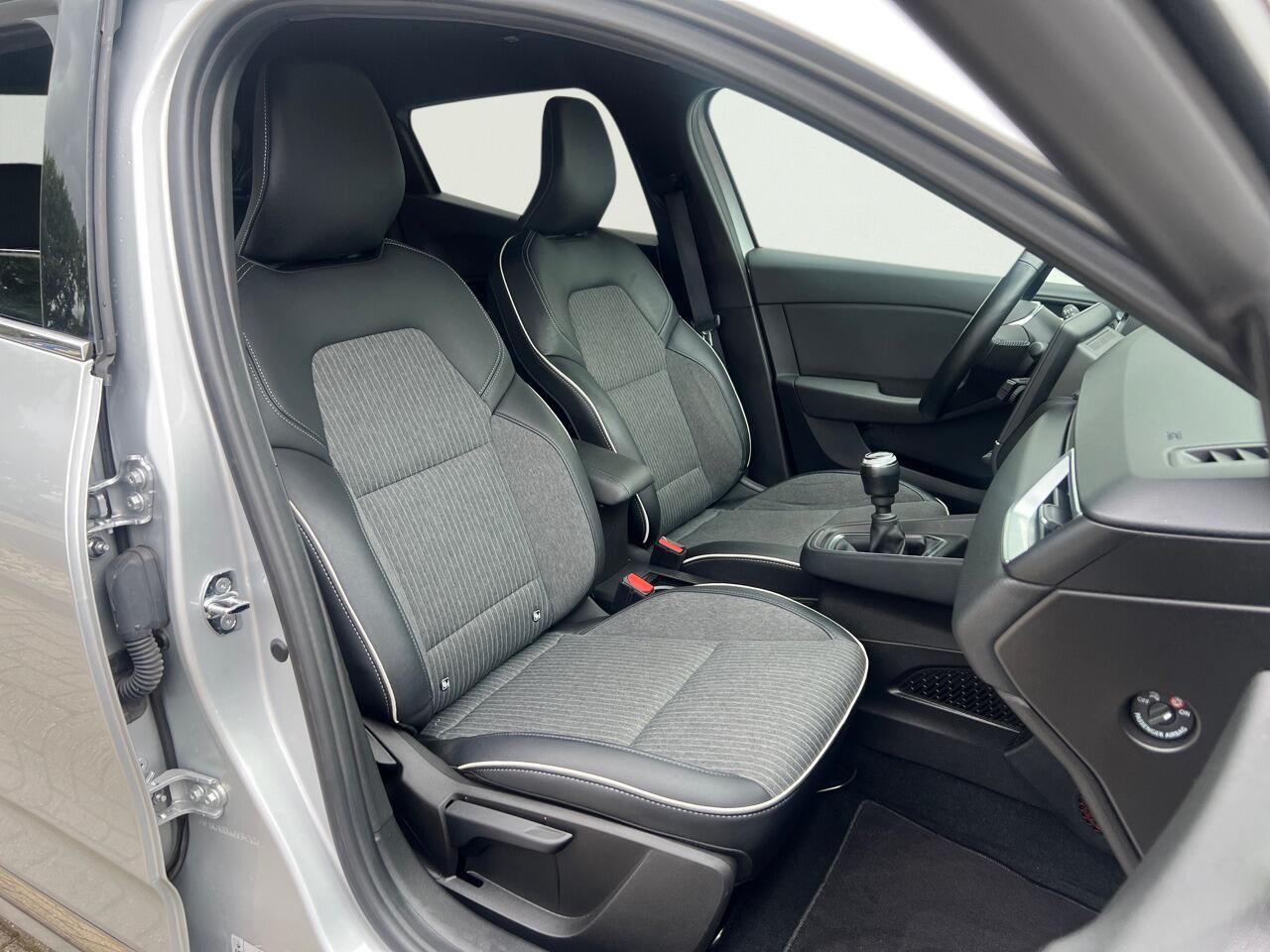 Renault CLIO 1.0 TCe Intens CAMERA / 17 INCH / HEEL VEEL OPTIES / FABRIEKSGARANTIE TOT 06.2027