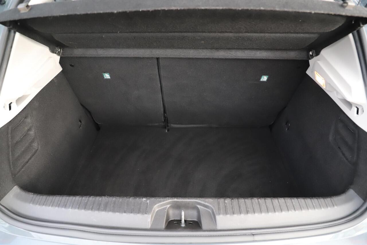 Renault CLIO 1.0 TCe Intens Trekhaak Half Leder Keyless 16 inch LMV LED Navigatie Achteruitrijcamera Carplay Android Rijstrooksensor Climate Cruise Control Parkeersensor