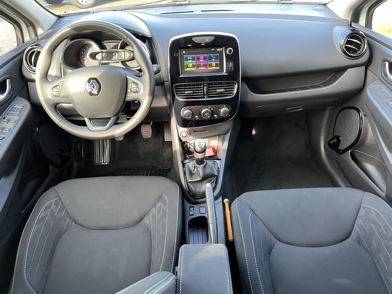 Renault CLIO Estate 0.9 TCe Limited / Apple Carplay - Android Auto / Parkeersensoren. Achter / Airco / 16'' LMV /