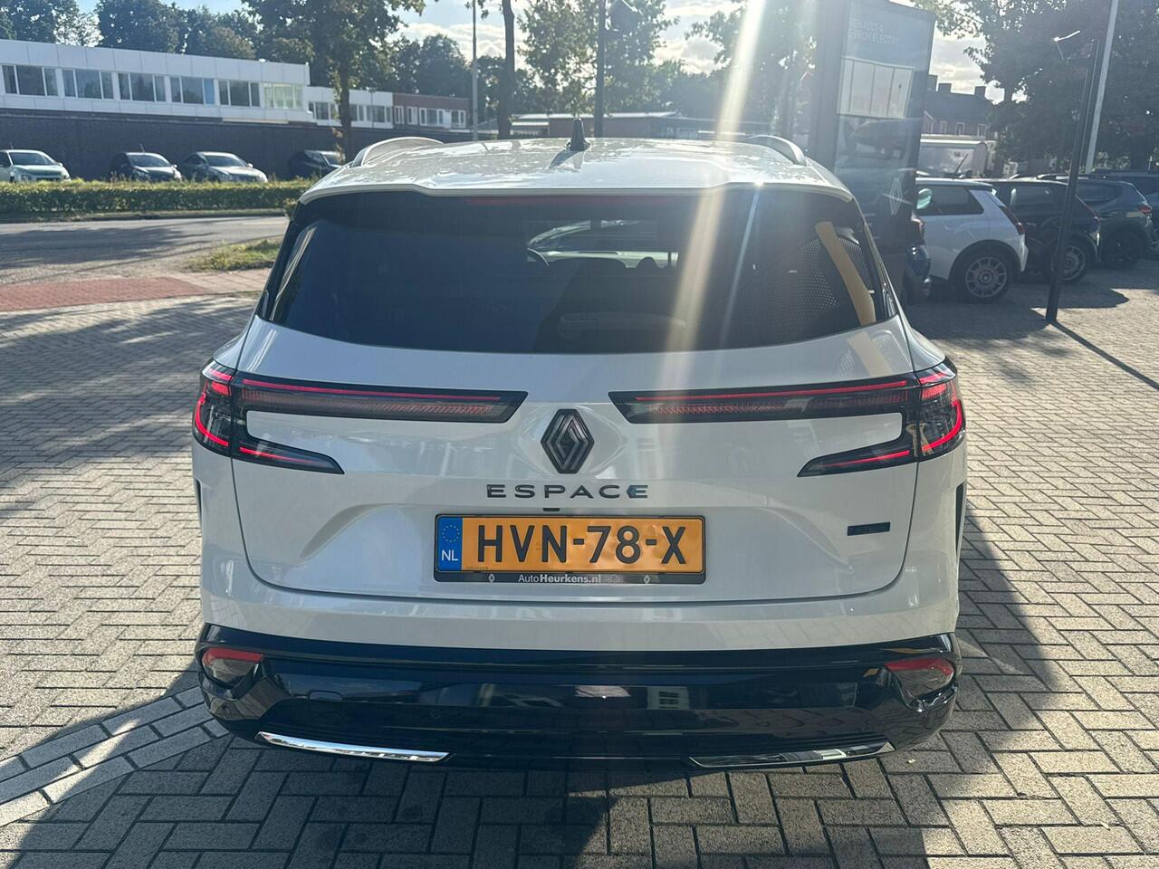 Renault ESPACE E-Tech full hybrid 200 esprit Alpine 7p. Panorama glazen dak * Harman & Kardon * Pack Advanced Driving Assist