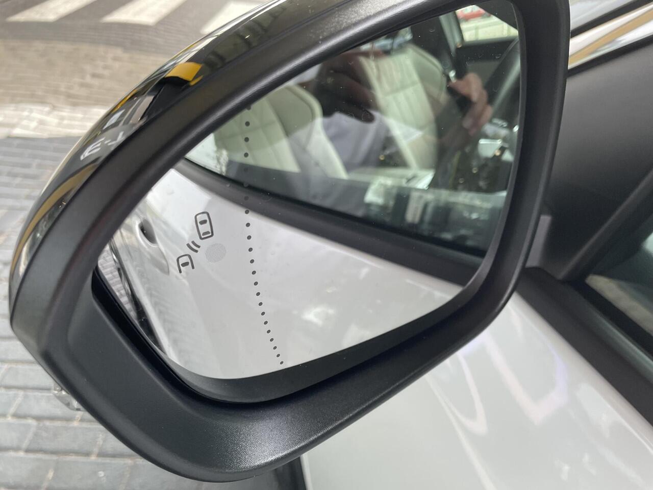 Renault ESPACE E-Tech full hybrid 200 iconic 7p. / PANORAMADAK / PACK HARMAN KARDON / PACK ADVANCED DRIVING ASSIST