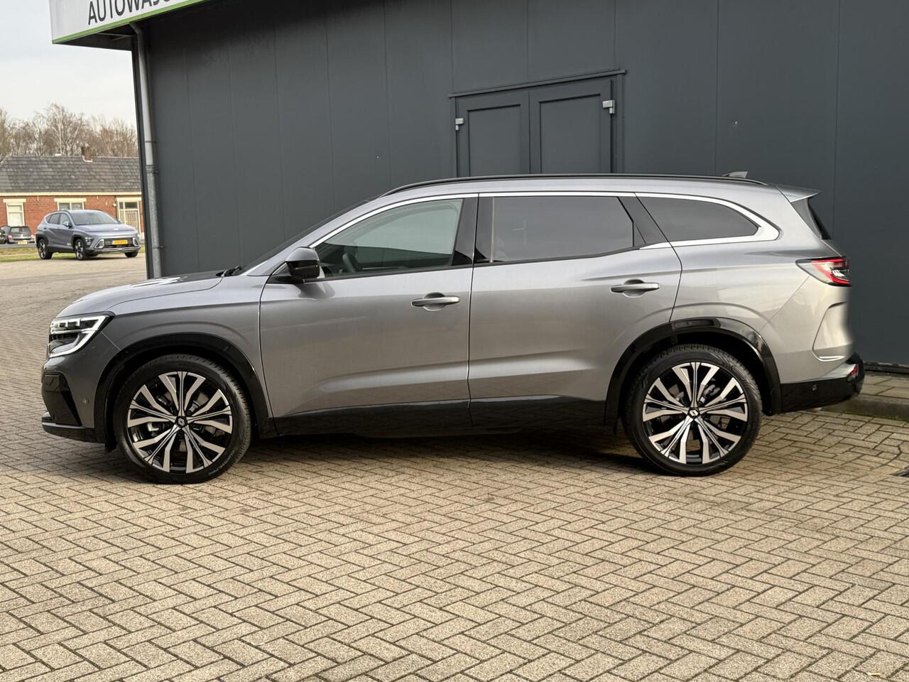 Renault ESPACE E-Tech Full Hybrid 200 7P Iconic Automaat / 7 Persoons / Fabrieksgarantie tot 04-2027 / Trekgewicht 1500 kg / Pack Vision / Allseason banden / Head Up Display / Panoramadak / Elektrische achterklep / Harman/Kardon Audio Systeem /