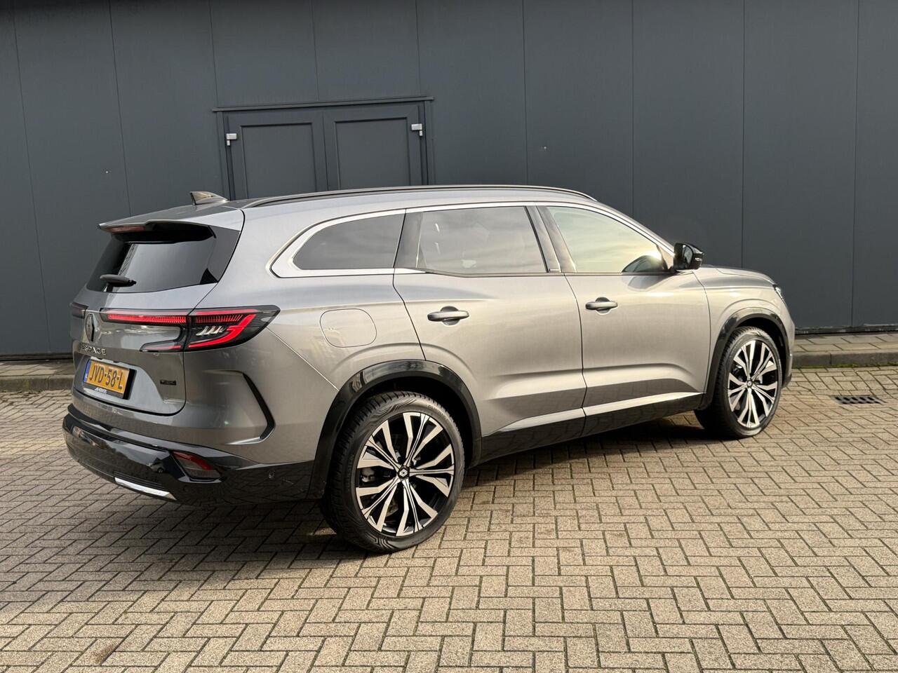 Renault ESPACE E-Tech Full Hybrid 200 7P Iconic Automaat / 7 Persoons / Fabrieksgarantie tot 04-2027 / Trekgewicht 1500 kg / Pack Vision / Allseason banden / Head Up Display / Panoramadak / Elektrische achterklep / Harman/Kardon Audio Systeem /