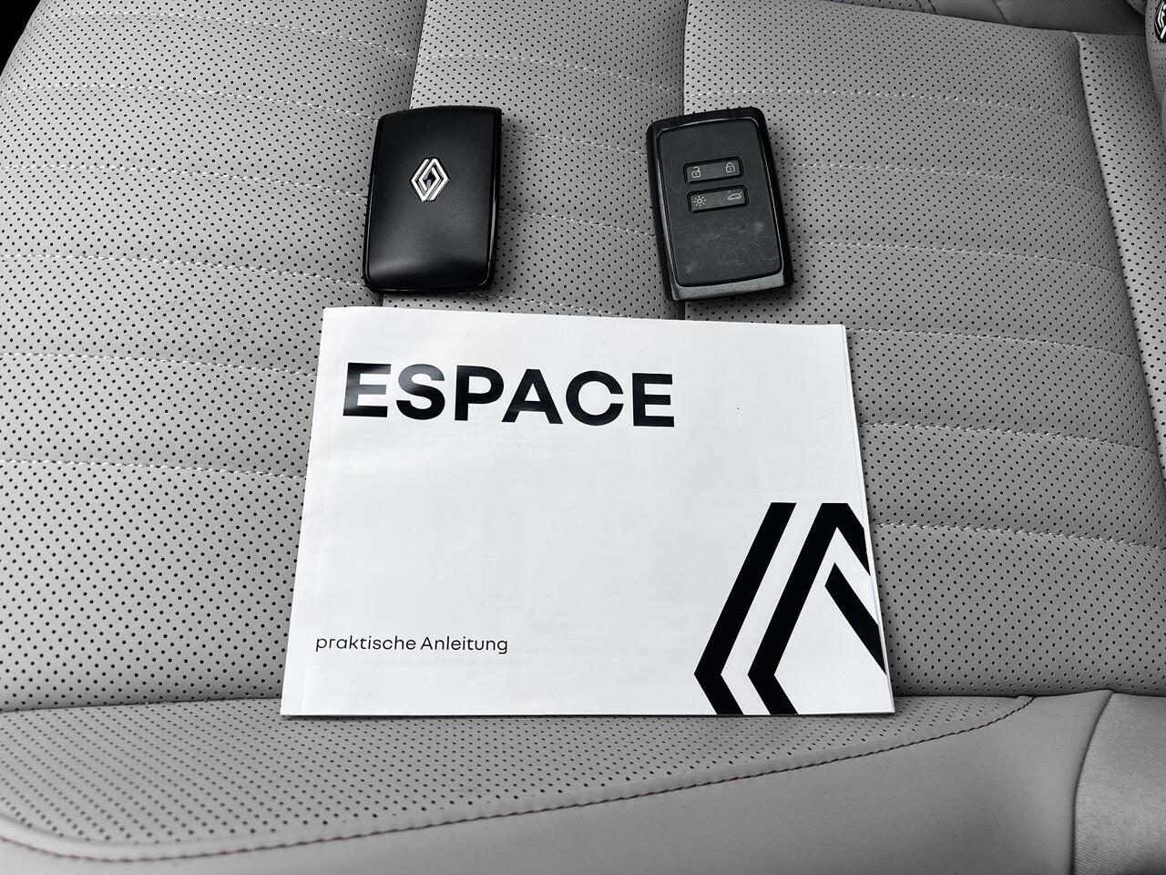 Renault ESPACE E-Tech full hybrid 200 iconic 7p. / Fabrieksgarantie 04-2027 / 7 persoons / 1.500 kg trekgewicht / Panorama dak / Leder / Elektrische stoelen / Massagefunctie / Elektrische klep / Harman Kardon Audio / Navi / Camera 360° / 20" LM wielen All Season banden 