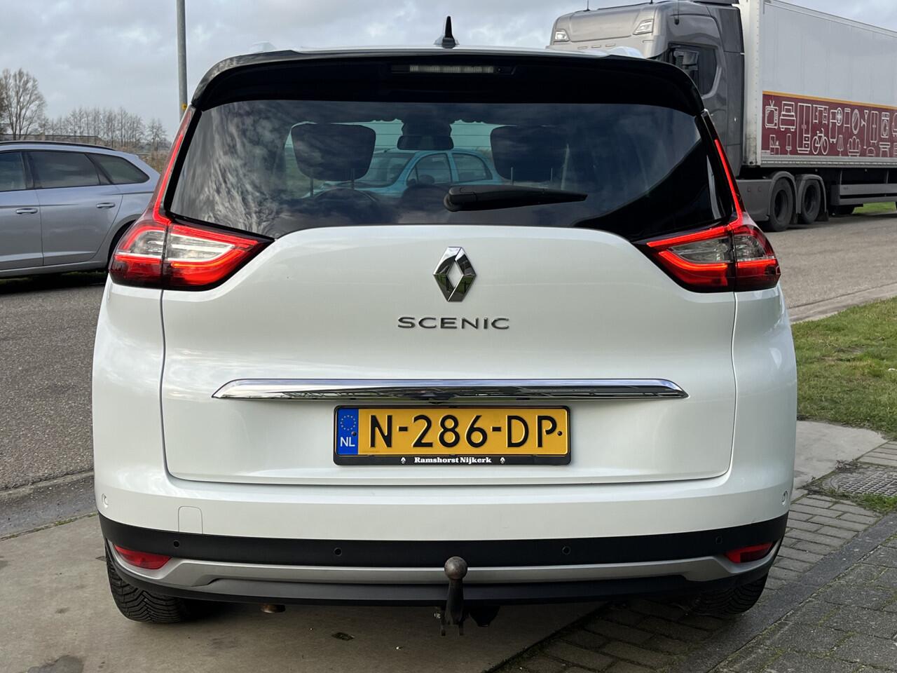 Renault GRAND SCENIC 1.3 TCe Intens 140 PK Automaat / Trekhaak / 7-Persoons / Automaat / Elek Stoelvers. / Stoelverw. / Apple Carplay - Android Auto / Camera /