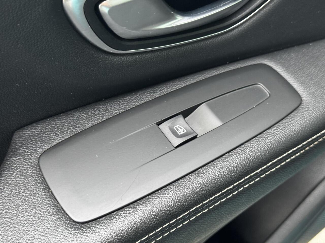 Renault GRAND SCENIC 1.3 TCe Intens 7 persoons! / Trekhaak 1.500 KG Trekgewicht / Adaptieve Cruise Control / Navigatie / Climate Control / Stoelverwarming / Parkeersensoren Voor + Achter / Achteruitrijcamera / 20 Inch Lichtmetalen Velgen /