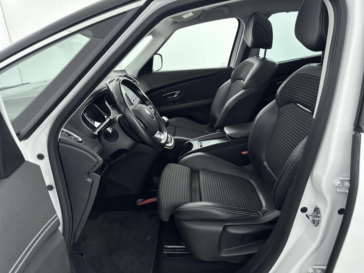 Renault GRAND SCENIC 1.3 TCe Bose 7p. 140Pk | Navigatie | Apple & Android Carplay | Climate Control | Parkersensoren Voor & Achter | Achteruitrijcamera | Panorama-Dak | Bose Geluidsysteem | Privacy Glass | Keyless Entry |