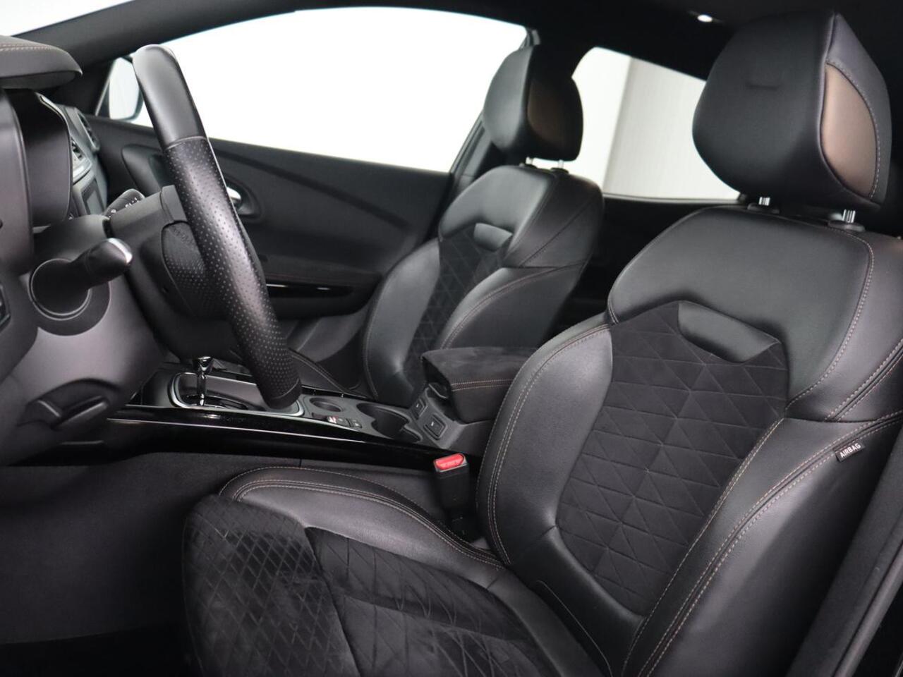 Renault KADJAR 1.3 TCe Black Edition | Trekhaak | Stoelverwarming | Adaptive cruise | Leder/Alcantara | Camera | BOSE Sound | Carplay | Keyless | Navigatie | Full LED