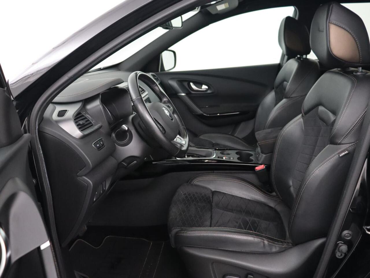 Renault KADJAR 1.3 TCe Black Edition | Trekhaak | Stoelverwarming | Adaptive cruise | Leder/Alcantara | Camera | BOSE Sound | Carplay | Keyless | Navigatie | Full LED