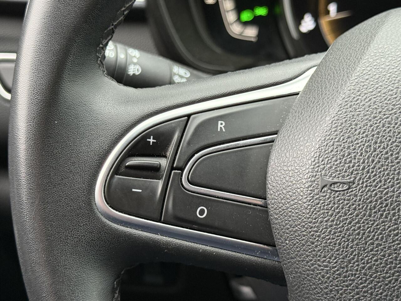 Renault KADJAR 1.3 TCe Navigatie / Trekhaak / Camera / Bluetooth / Stoelverwarming / Climate Control / All-Season banden / Keyless Entry&Go