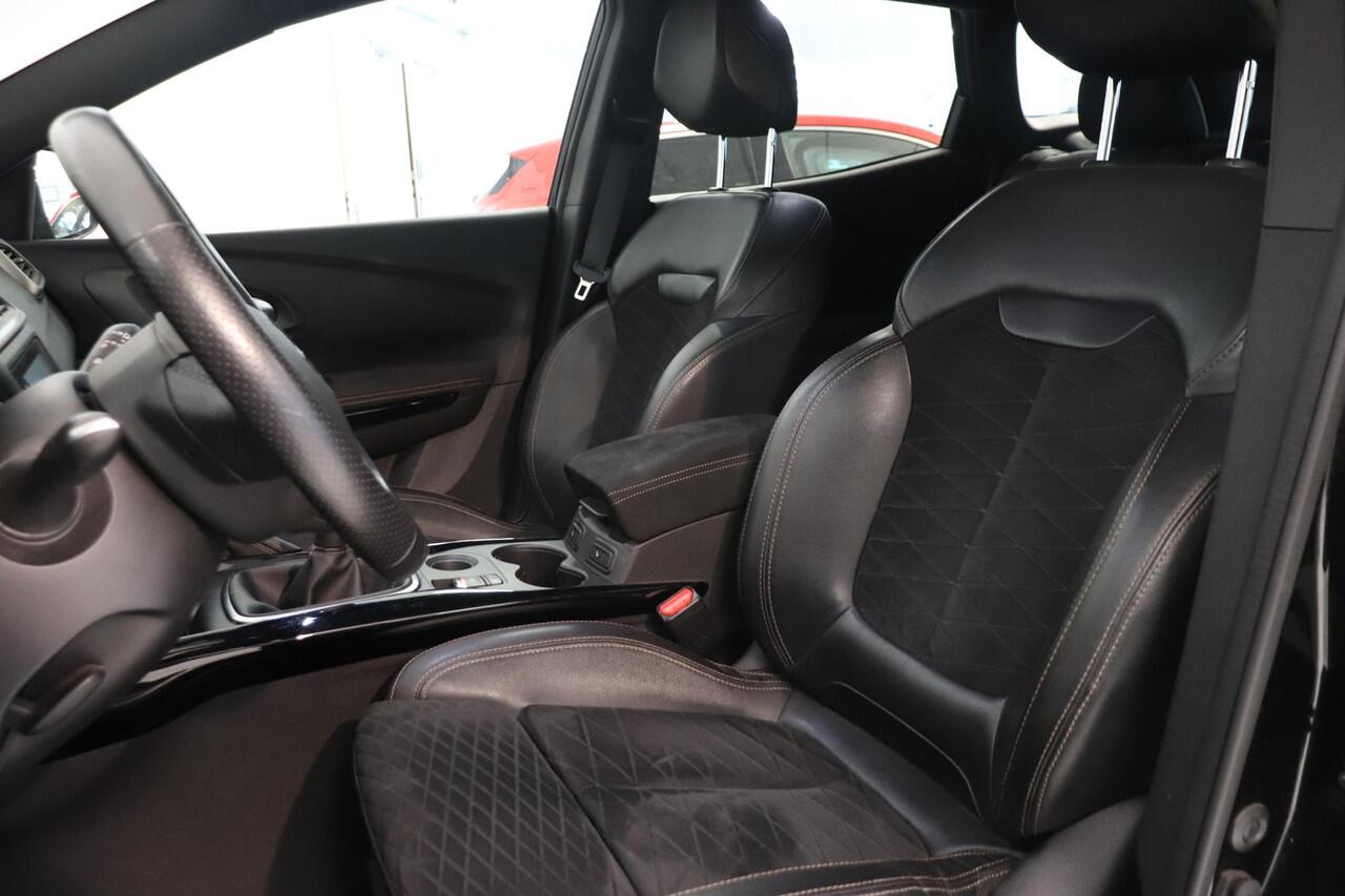 Renault KADJAR 1.3 TCe Black Edition | Camera | Climate control | Trekhaak | 19" lichtmetaal | Navigatie | AppleCarplay AndroidAuto | LED verlichting | Stoelverwarming |