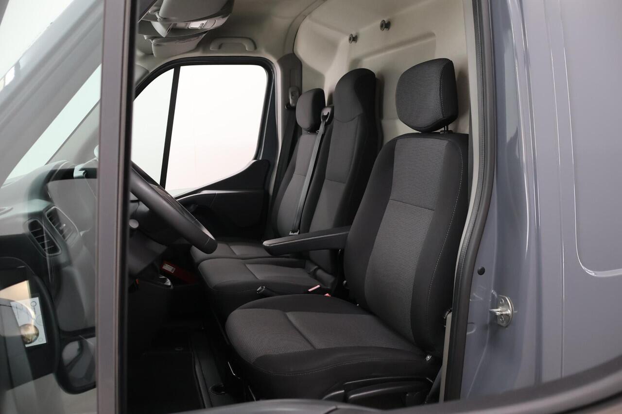 Renault MASTER T35 2.3 dCi 145 L4 H2 | DL | ENERGY COMFORT | ACHTERUITRIJCAMERA | NAVIGATIE | CRUISE CONTROL | AIRCO | 3-ZITS | DAB+ | BLUETOOTH | 3500 KG AHW TREKHAAK