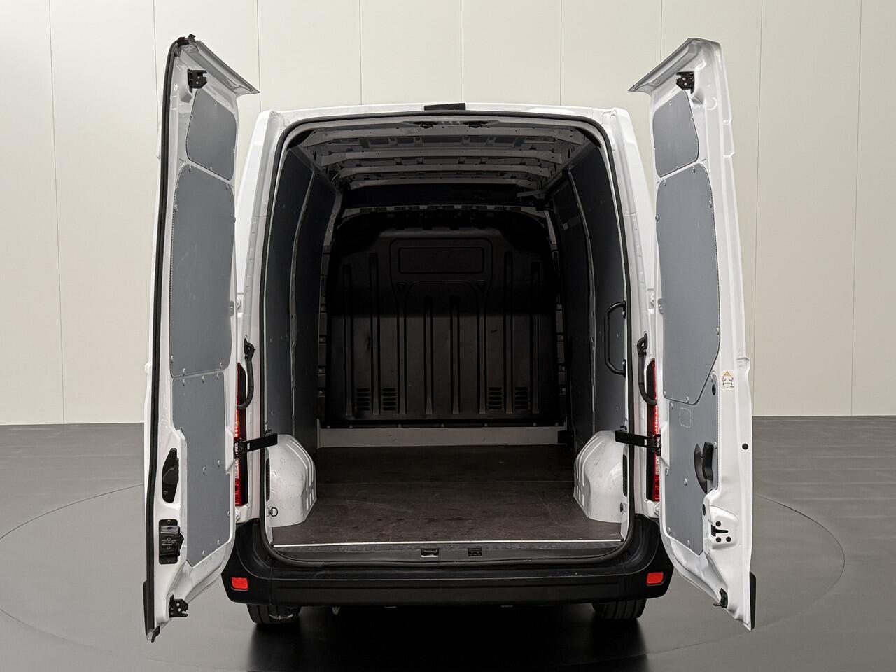 Renault MASTER 2.3DCI 135PK L2H2 | Airco | Cruise | 3-Persoons | Betimmering