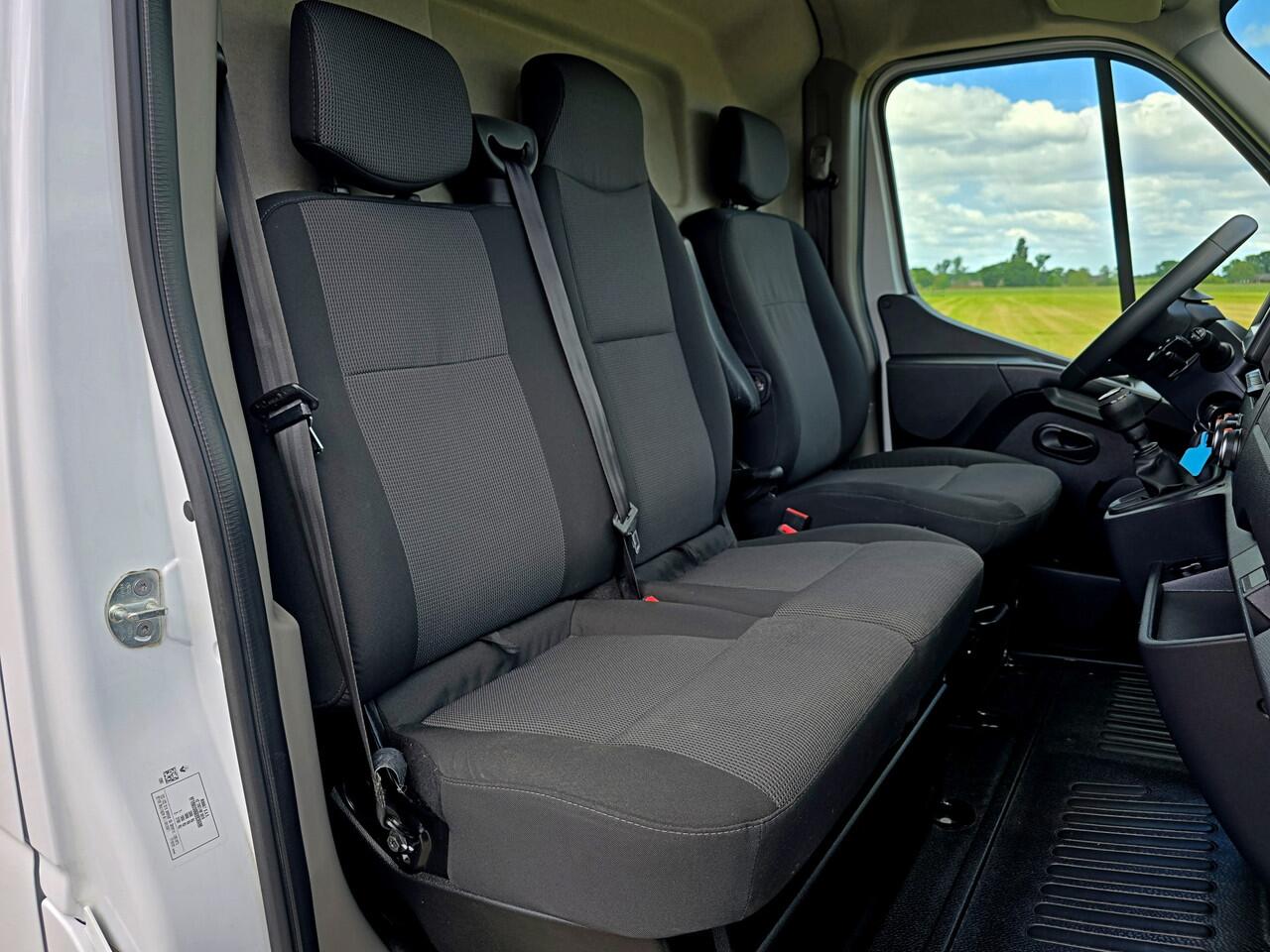 Renault MASTER T33 2.3 dCi 135 L2 H2 Comfort - 135 Pk - Euro 6 - Navi - Airco - Cruise Control