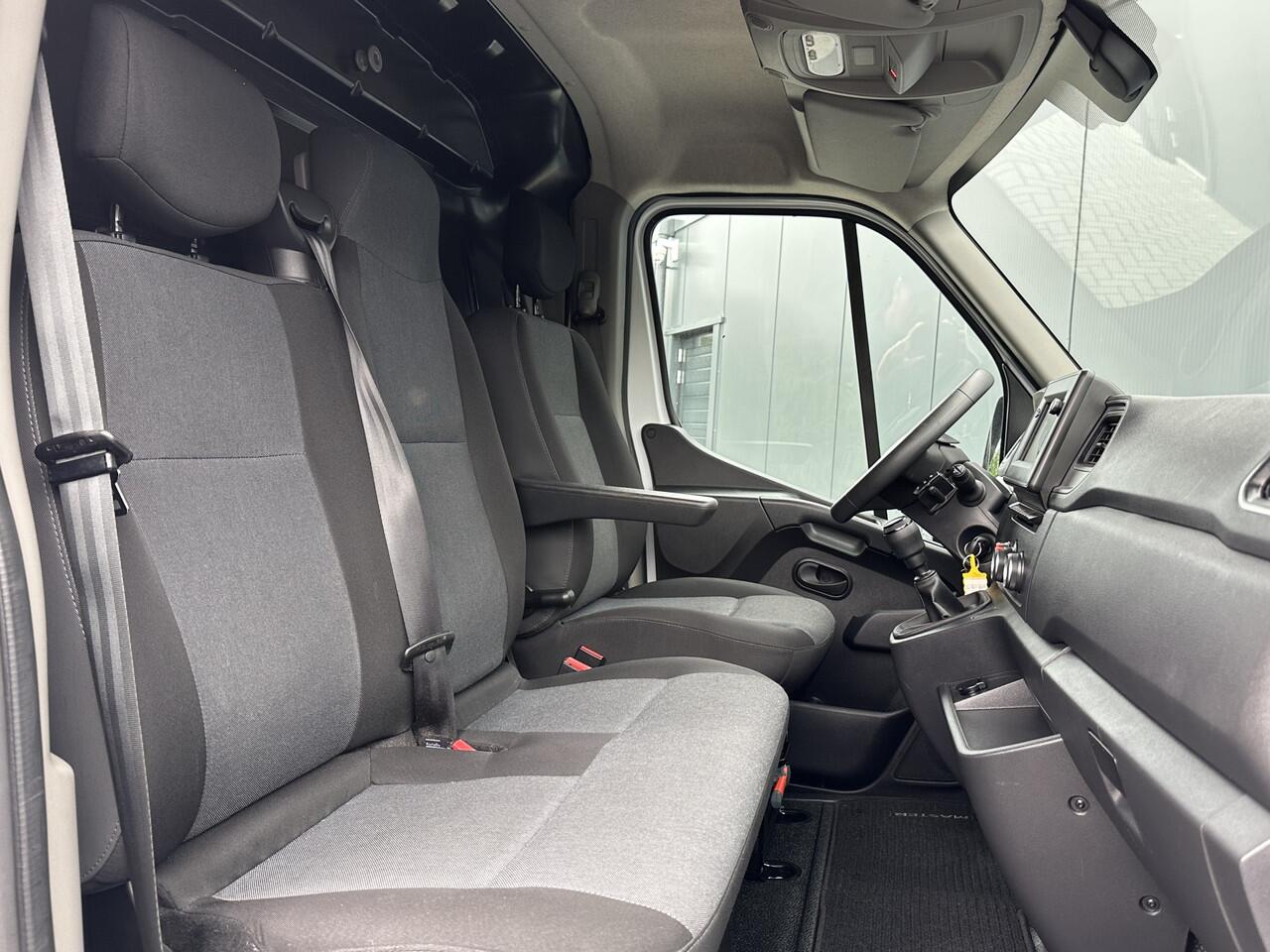 Renault MASTER T35 2.3 dCi 135 PK / L2H2 / 1e EIG. / 40.759 KM / TREKHAAK / AIRCO / NAVIGATIE / LED DAGRIJVERL.