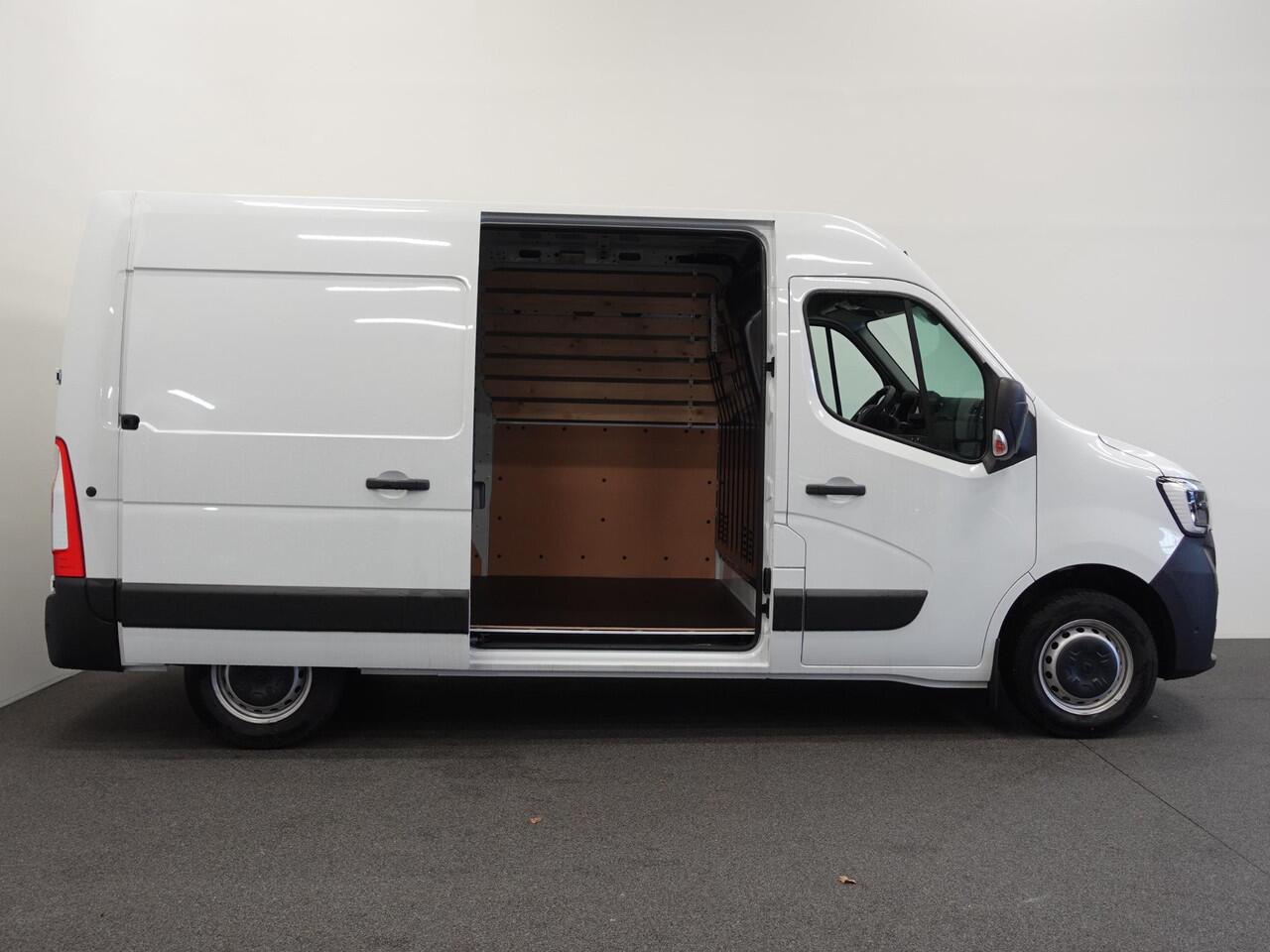 Renault MASTER T33 2.3 dCi 135PK L2H2 BPM VRIJ! Airco Cruise control Parkeersensoren Navigatie Trekhaak