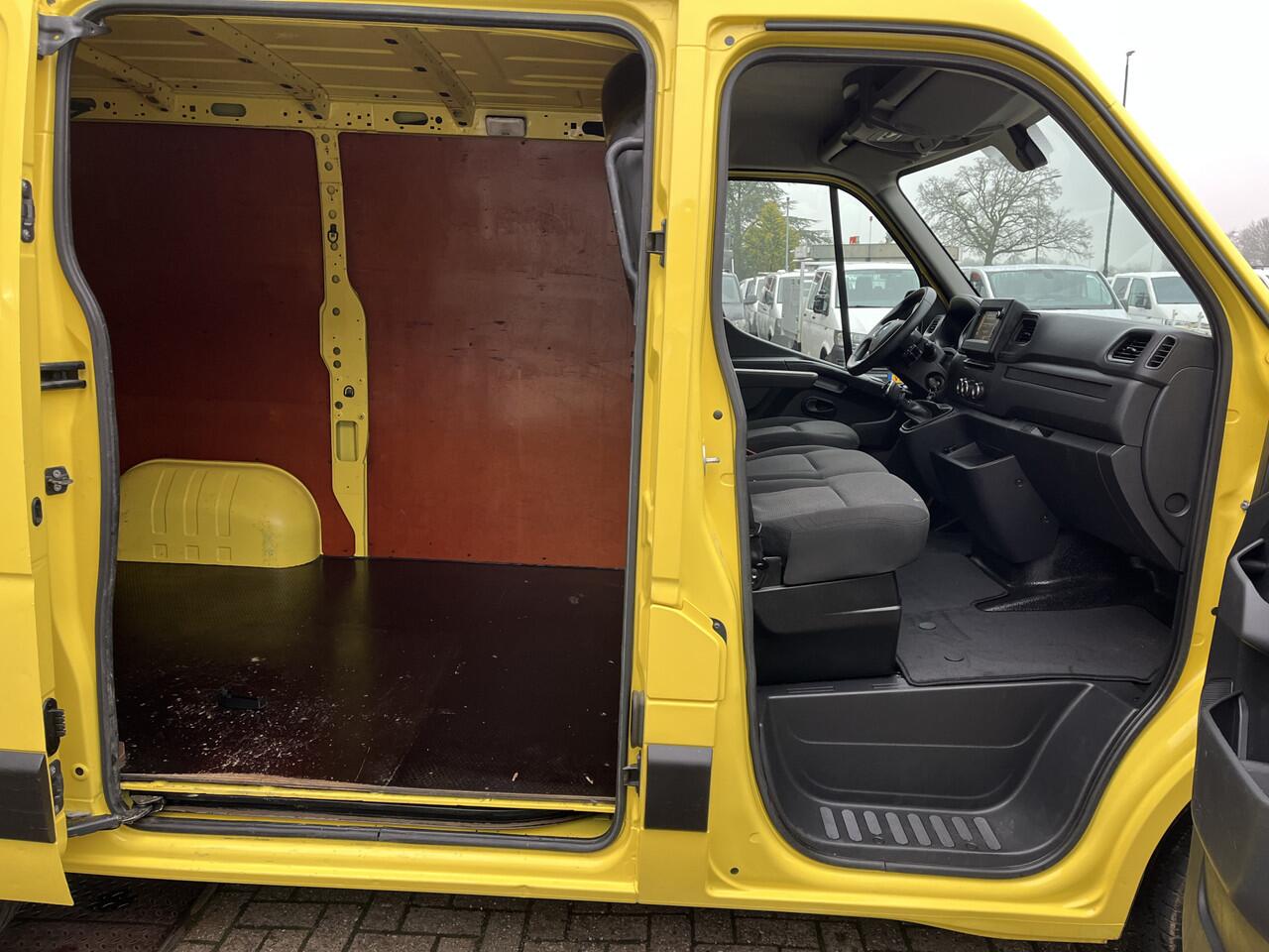 Renault MASTER T28 2.3 dCi 135 L1H1 Airco Cruise controle Trekhaak 2500kg trekgewicht Achteruitrijcamera Schuifdeur 3-Persoons Euro 6 Navigatiesysteem Telefoonverbinding 1e eigenaar