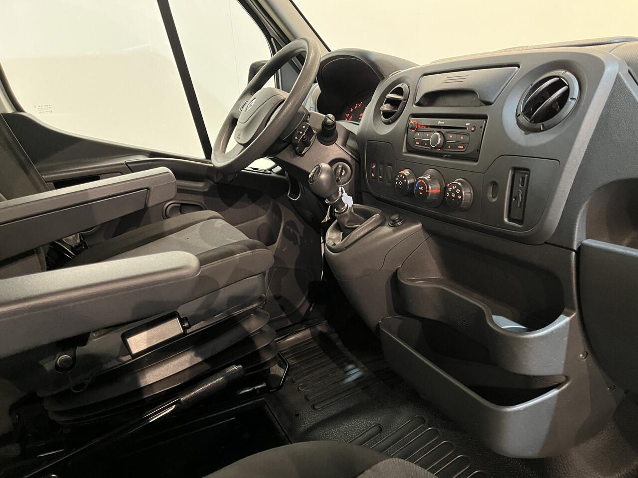 Renault MASTER 2.3 dCi 130 PK Bakwagen / Oprijplaat / Meubelbak / Euro 6 / Airco / Cruise Control / Camera / Navigatie