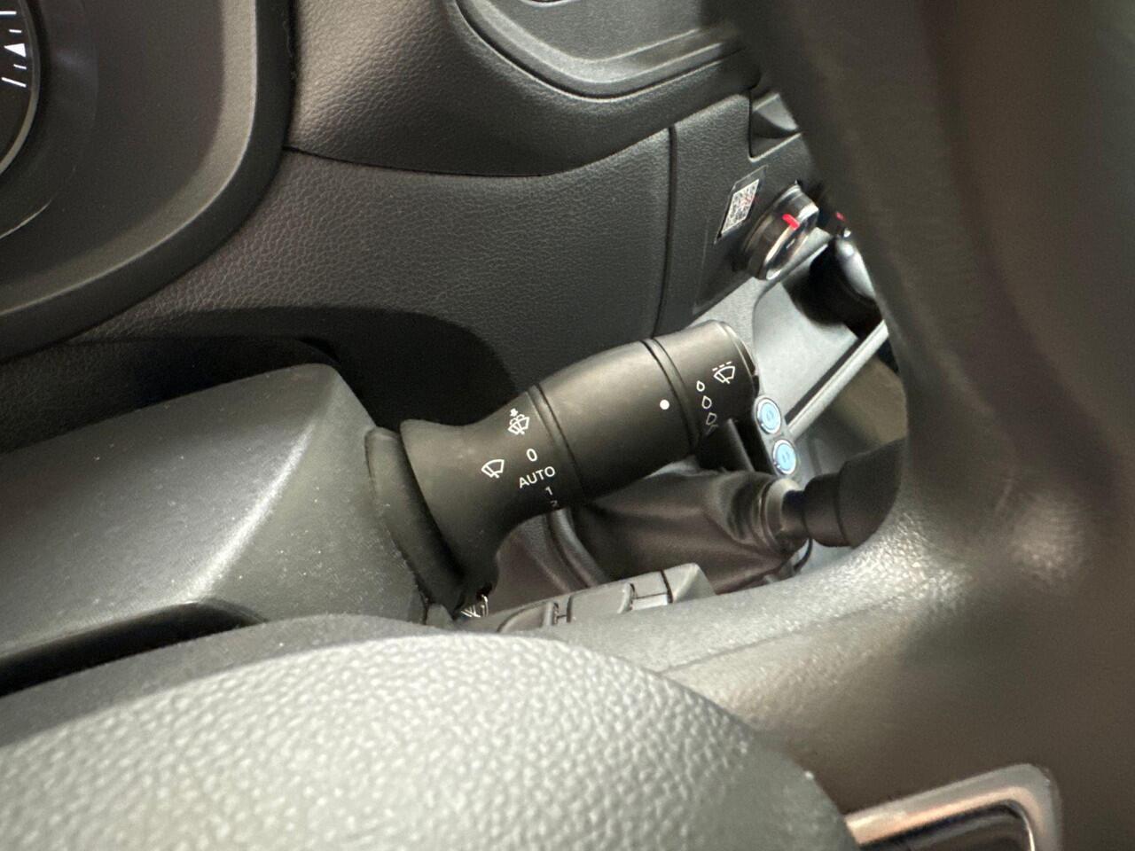 Renault MASTER T35 2.3 dCi L3H2 Work Edition 136PK | Achteruitrijcamera + parkeersensoren | Dodehoek-detectie | Omvormer | Flitsers rondom | Navigatie | Cruise control | Leder