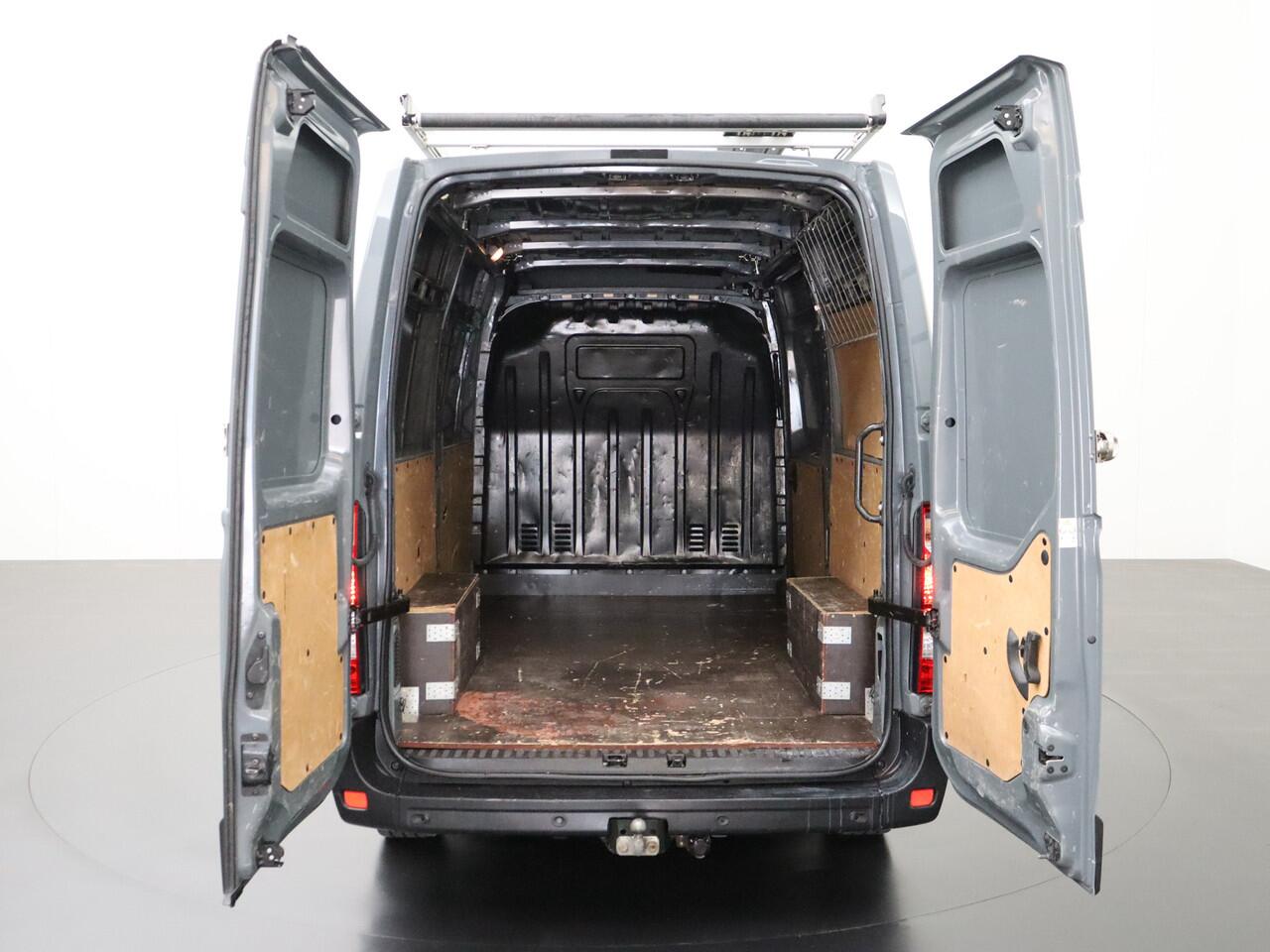 Renault MASTER 2.3DCi 135PK L2H2 | Imperiaal | Trekhaak | Navigatie | 3-Persoons | Airco | Cruise